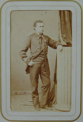 S.0576(01)053; Portretfoto van luitenant-ter-zee der eerste klasse J.J. Engelvaart (1839-1873); foto