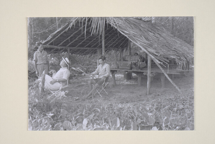 1994.6420; Fotos van een (bosbouw) expeditie in het oerwoud van Suriname in opdracht van de papierfabriek Van Gelder; fotoreportage