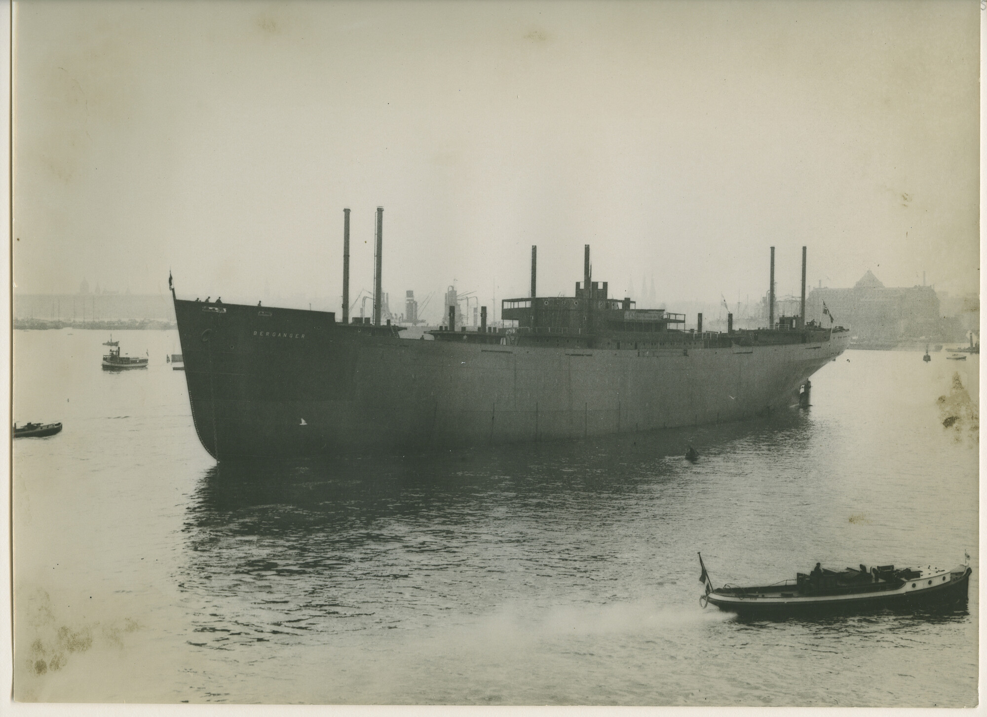 S.5444(0930)5; Foto van de tewaterlating van het Noorse vrachtschip ms. Berganger ; foto