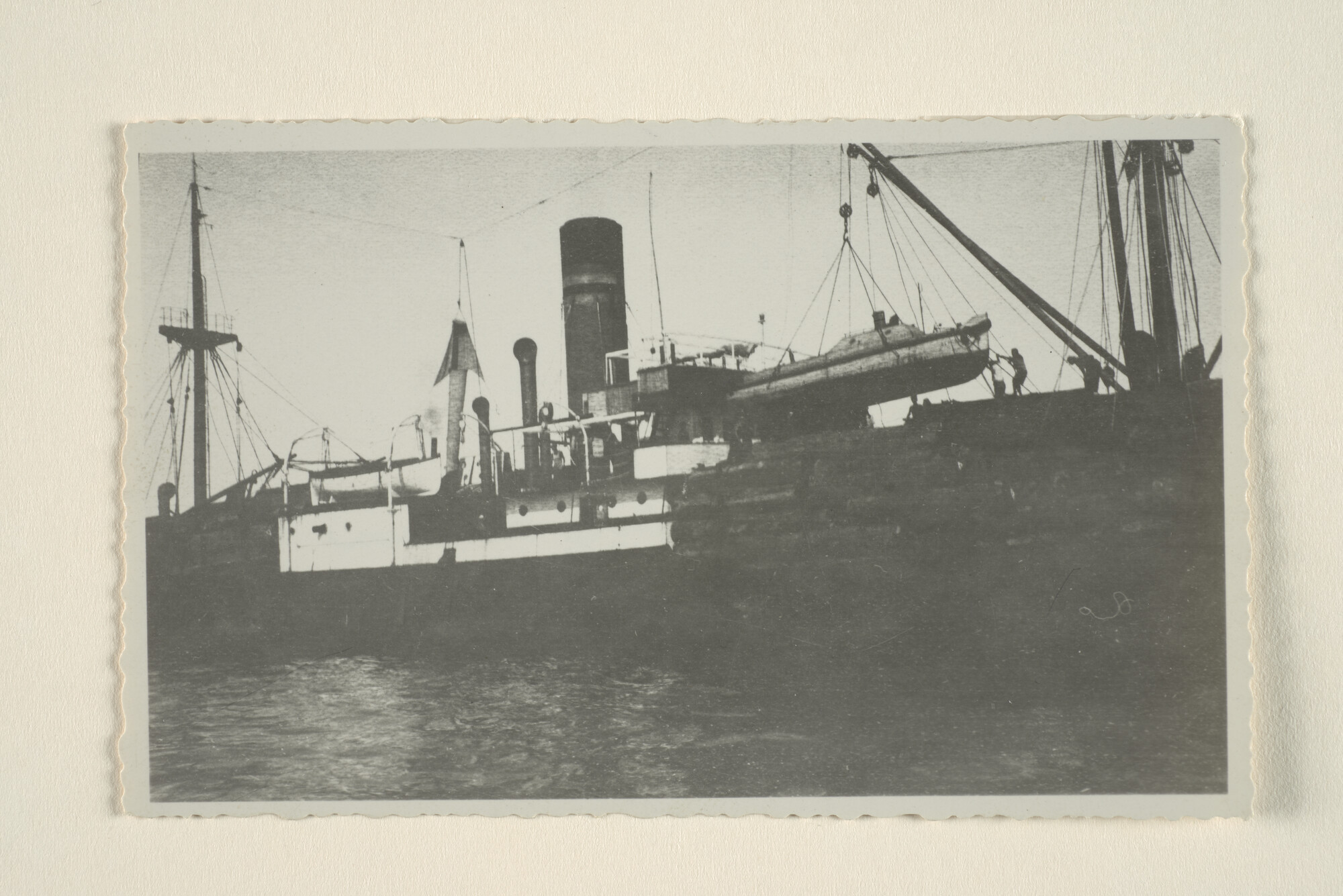 1996.0516; Het laden van een motorboot aan boord van het vrachtschip ss. 'Rossum' van de Stoomvaart Maatschappij 'Oostzee' [...]; foto