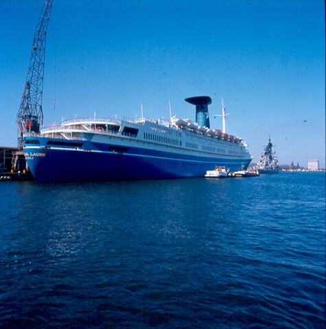S.9100(7018); Dia van het Italiaanse cruiseschip Angelino Lauro (ex- Oranje van de SMN) afgemeerd bij de PTA in Amsterdam; diapositief