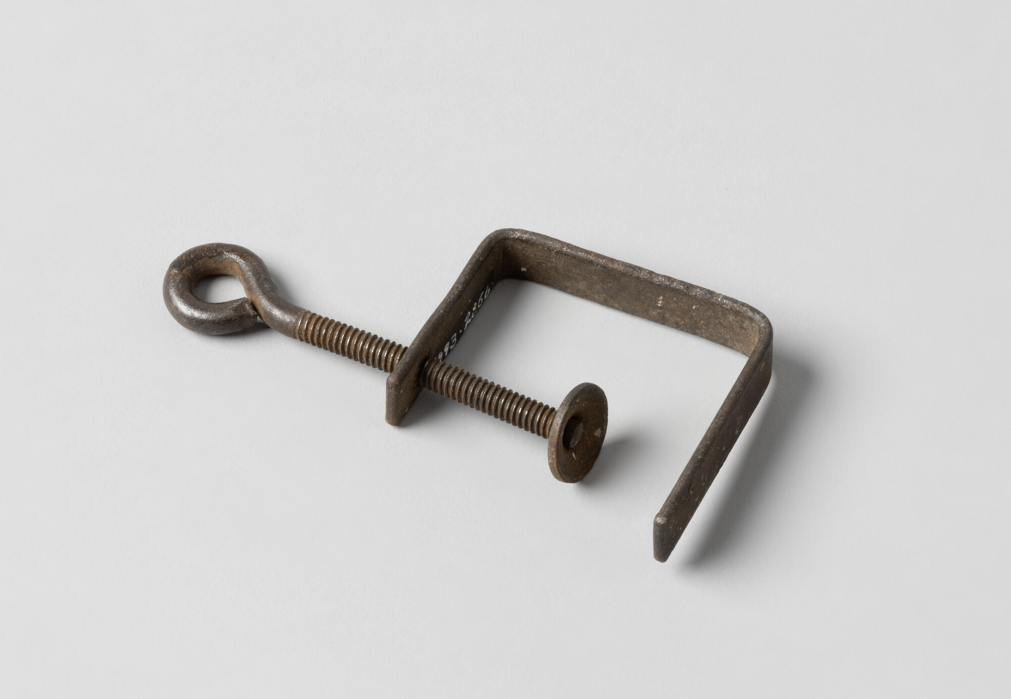 1993.2866; Klem horend bij een figuurzaagplank; gereedschap
