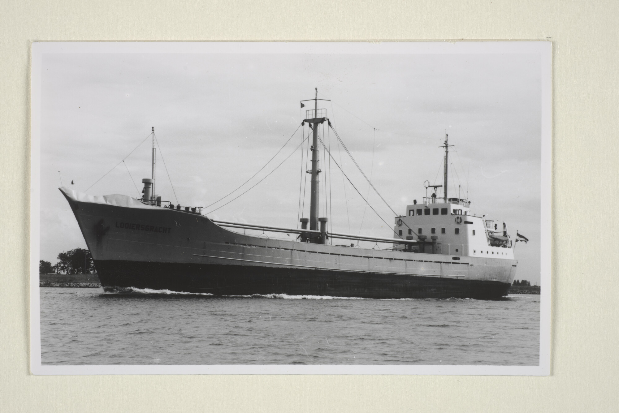 1998.1513; De coaster ms. Looiersgracht van Spliethoffs Bevrachtingskantoor te Amsterdam [...]; foto