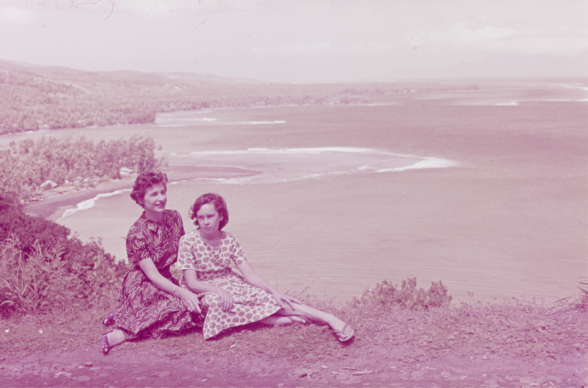 2015.0576; Dia van twee vrouwen op een heuvel aan de kust van de Stille Oceaan bij Tahiti; diapositief