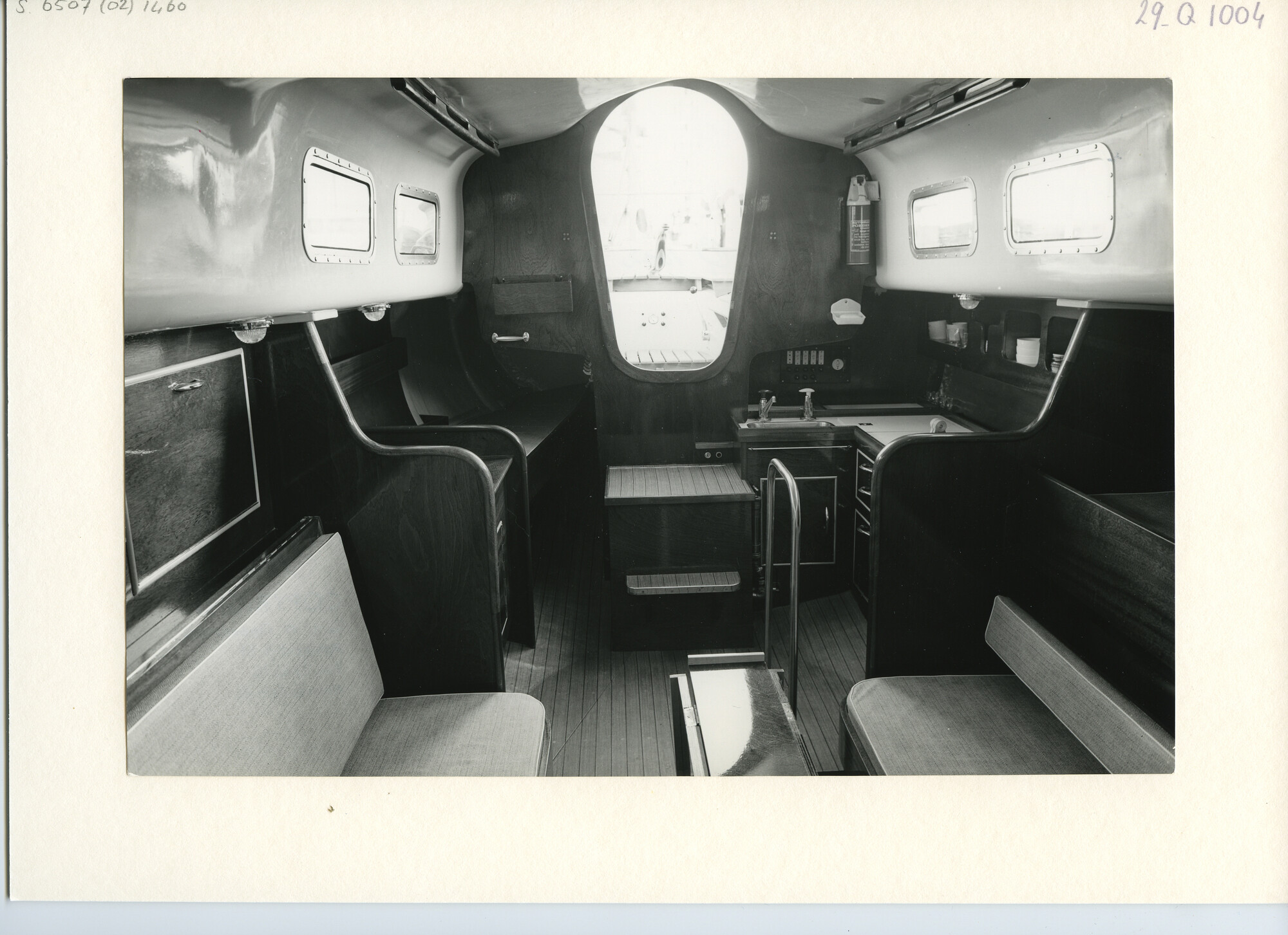 S.6507(02)1460.02; Zwart-wit foto van het interieur van een gewapend polyester kajuitzeiljacht type 'Excalibur', lengte circa 10 meter, ontwerp en bouw E.G. van de Stadt, Zaandam; foto