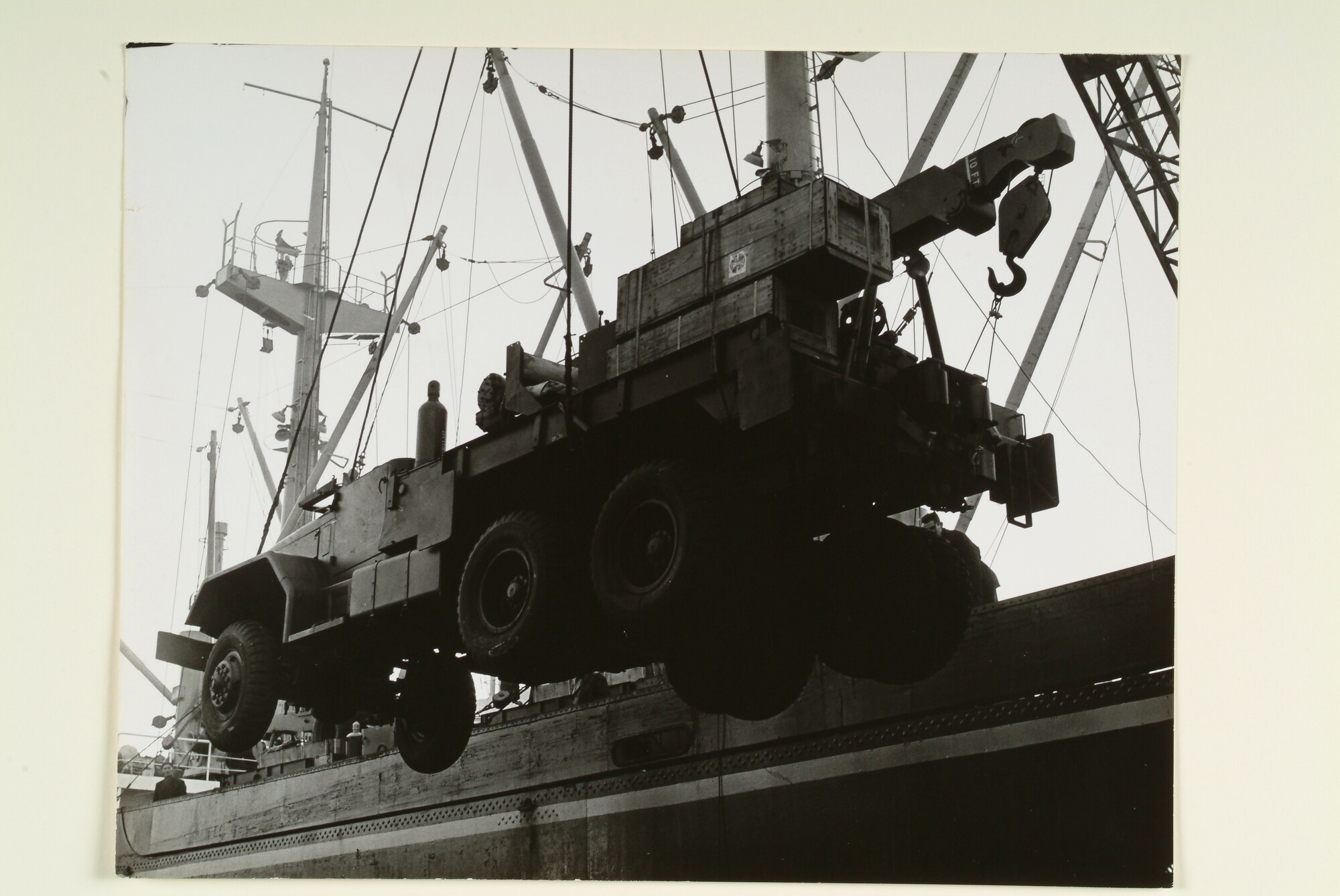 S.7032(017); Het hijsen van militaire kraanwagens uit de USA vanaf het vrachtschip ms. Woltersum van de NV Stoomvaart Maatschappij 'Oostzee'; fotoreportage