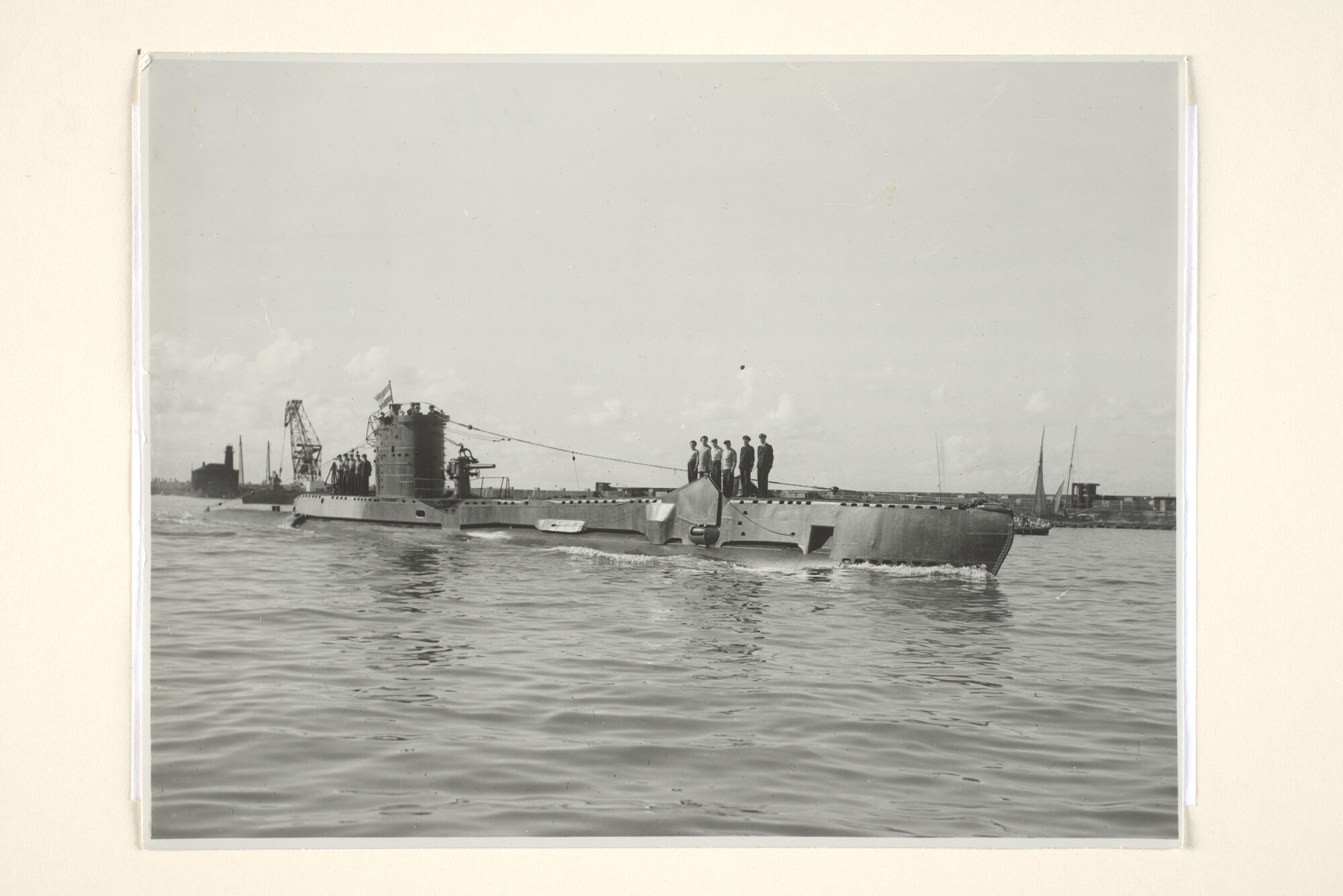 1995.1730; De onderzeeboot Hr.Ms. Dolfijn (ex- HMS Taurus van de Britse U-klasse) verlaat Beirut voor een patrouille in de Egeïsche Zee [...]; foto