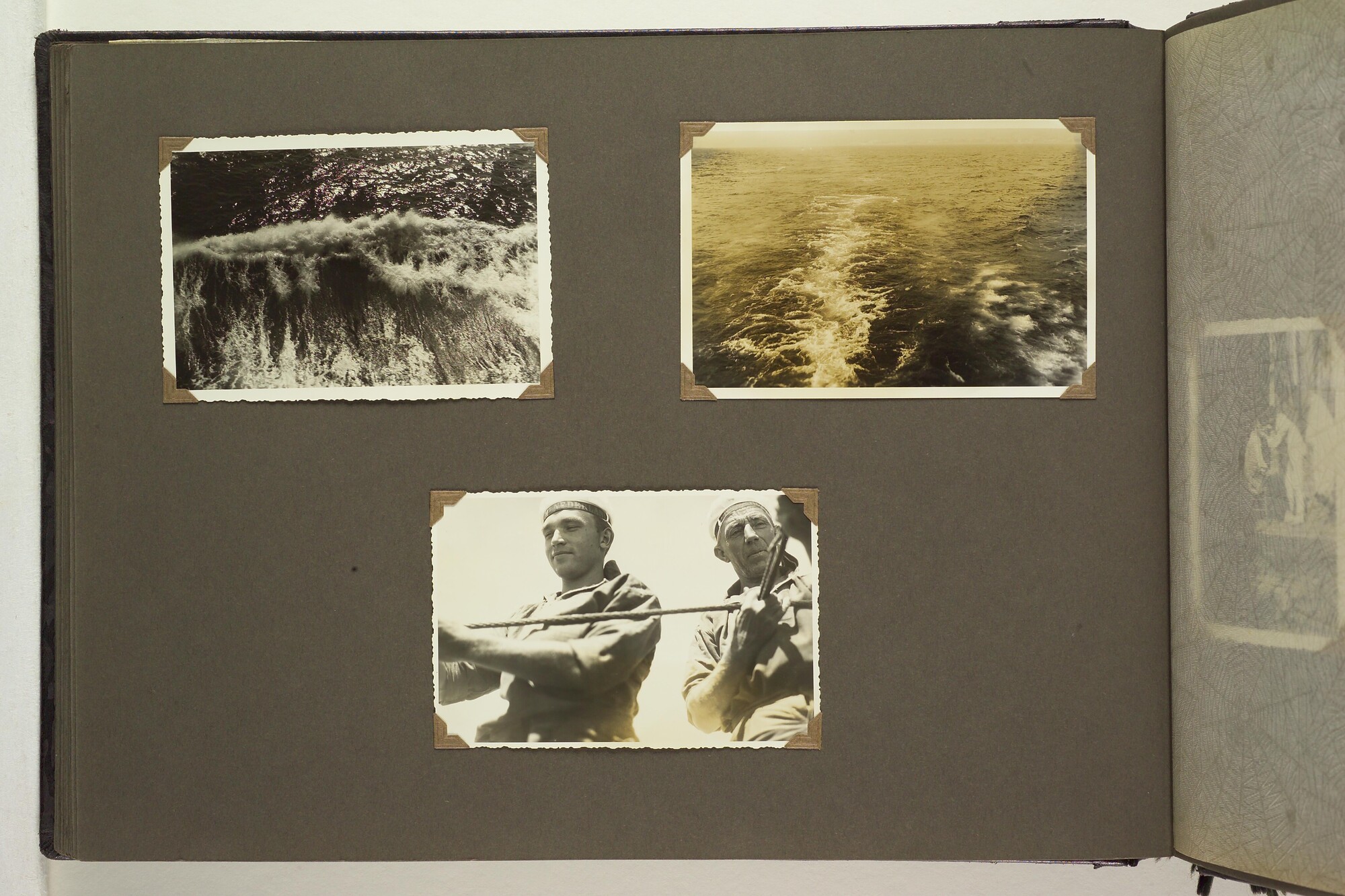 S.5548(091); Persoonlijk album van J.D. van Schooten met foto's aan boord van het ss. Tjikini; fotoalbum