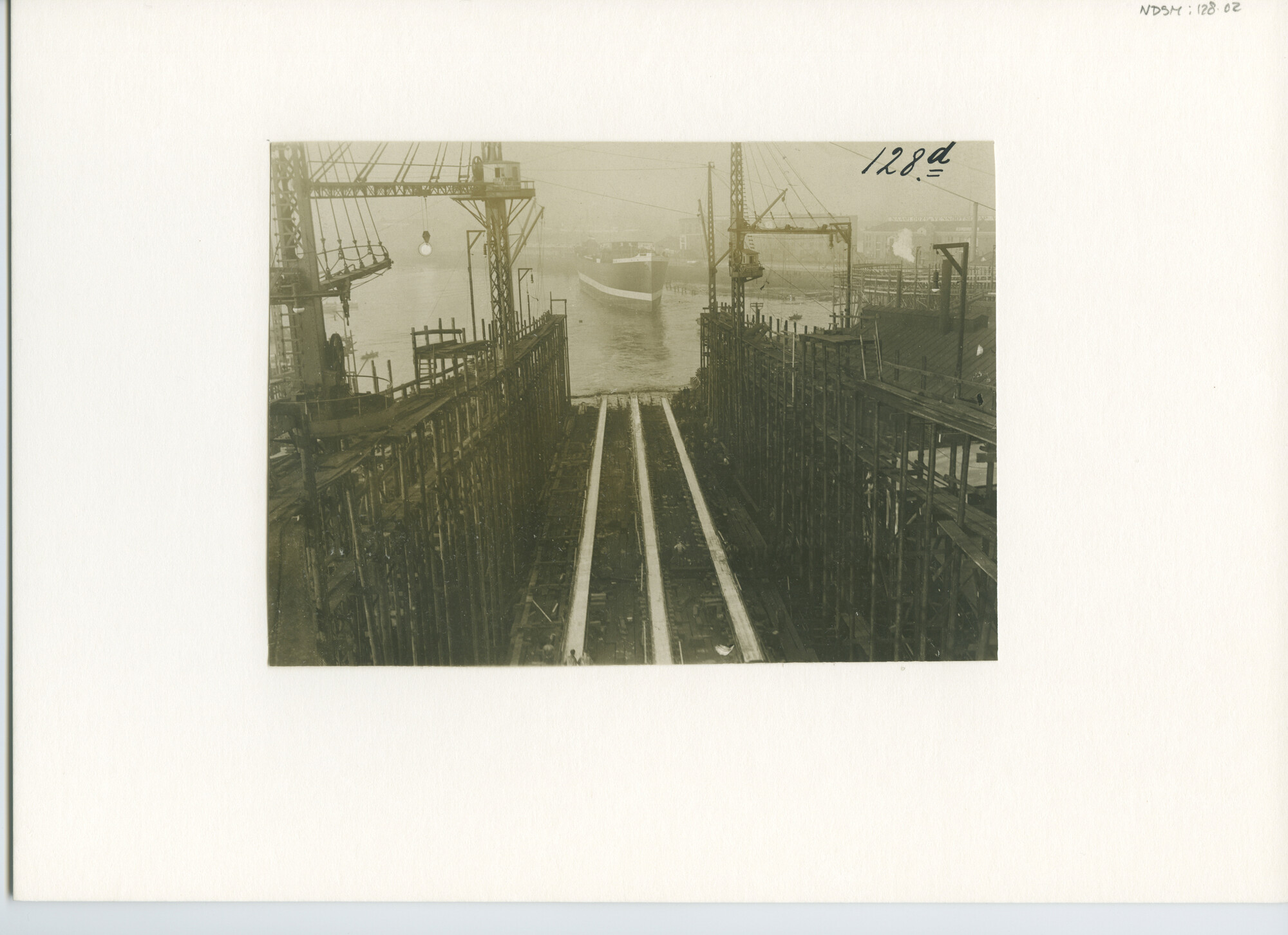 S.5444(00379)04; Foto van de tewaterlating van het vrachtschip ss. Rotti bij de [...]; foto