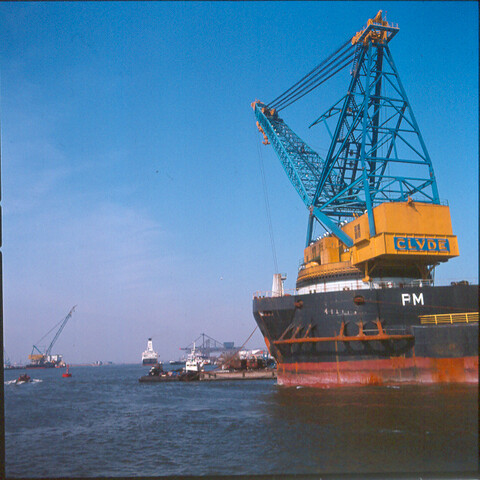 S.9100(8459); Dia van Panamese kraanschip Pearl Marine (ex- Germinal) bij ter Haak [...]; diapositief