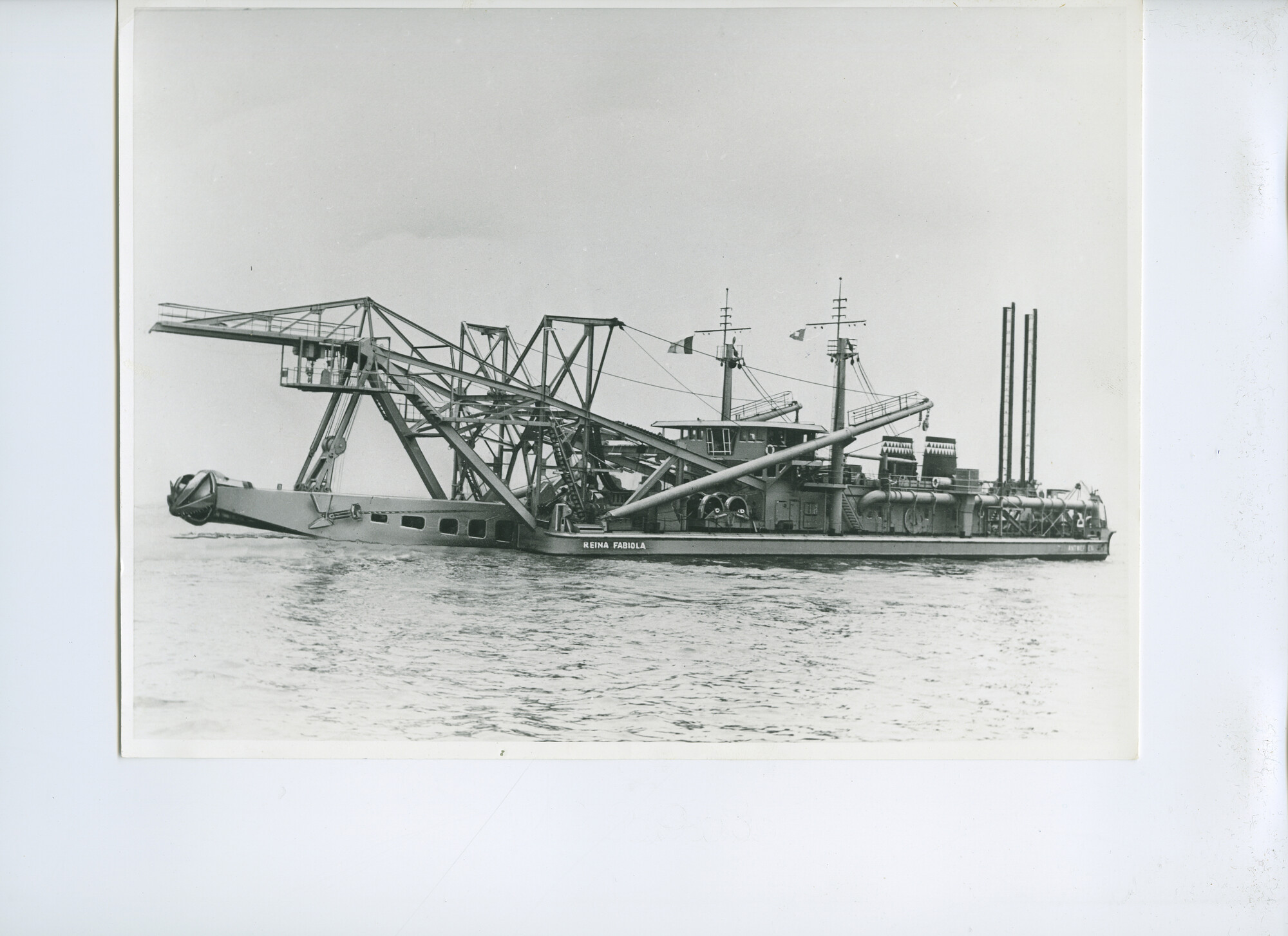 S.5621(01)0272; Foto van snijkopzuiger "Reina Fabiola", gebouwd bij Werf Gusto in Schiedam; foto