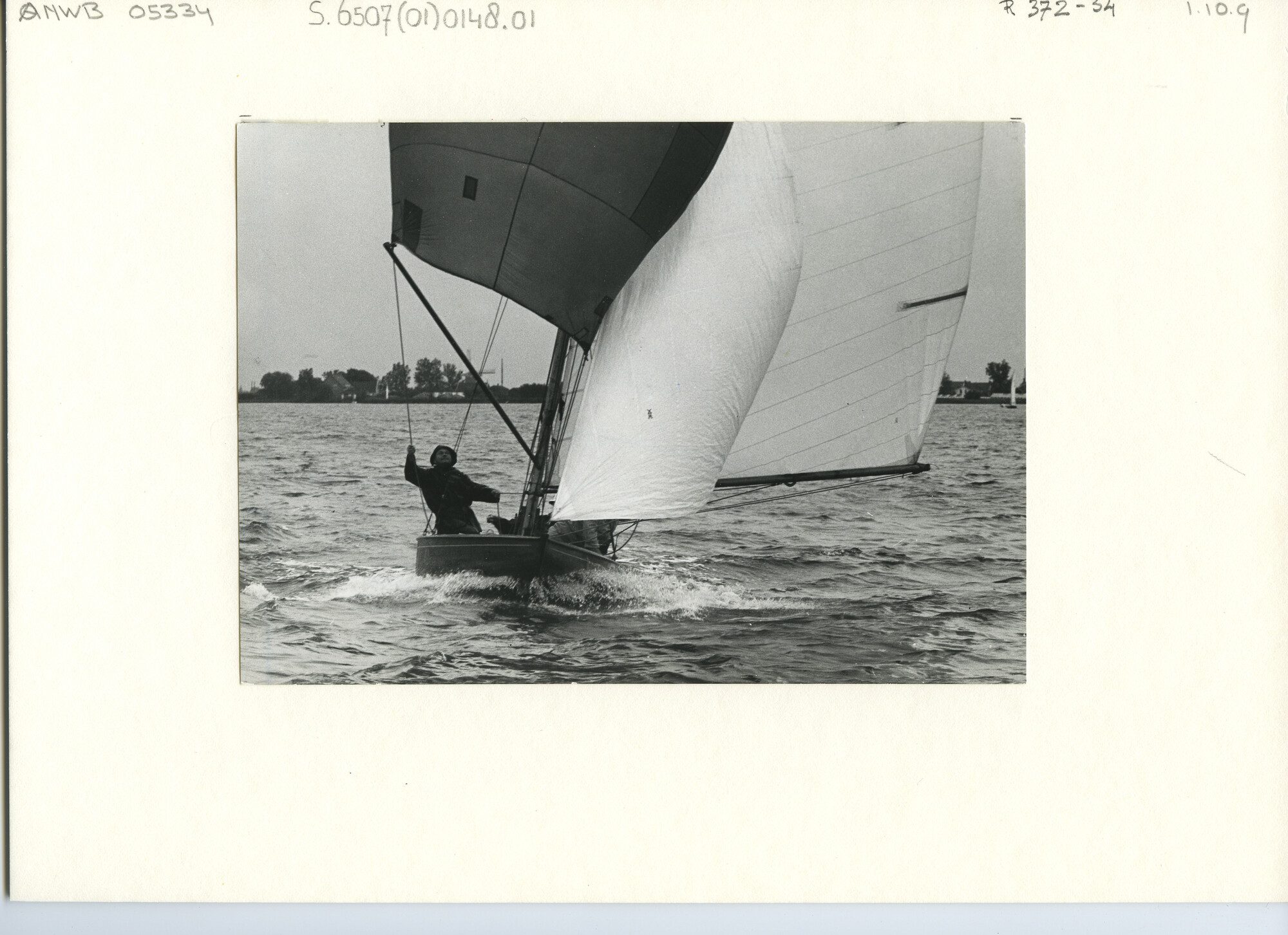 S.6507(01)0148.01; Foto van de Regenboogklasse tijdens een wedstrijd van Hollandia op het Braassemermeer; foto