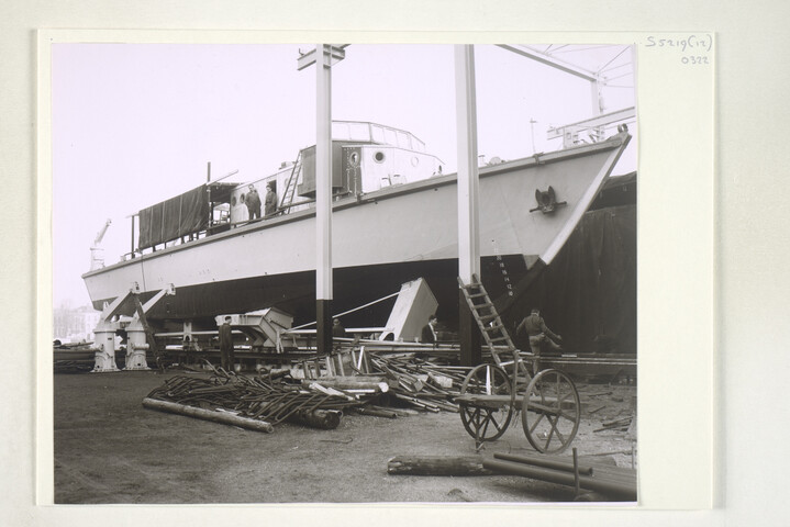 S.5219(12)0322; Foto's van de bouw van de houten ondiepwatermijnenveger Hr.Ms. 'Lacomblé' (M 870) gedeeltelijk in de bouwloods en gedeeltelijk op de langshelling van de ASM; fotoreportage