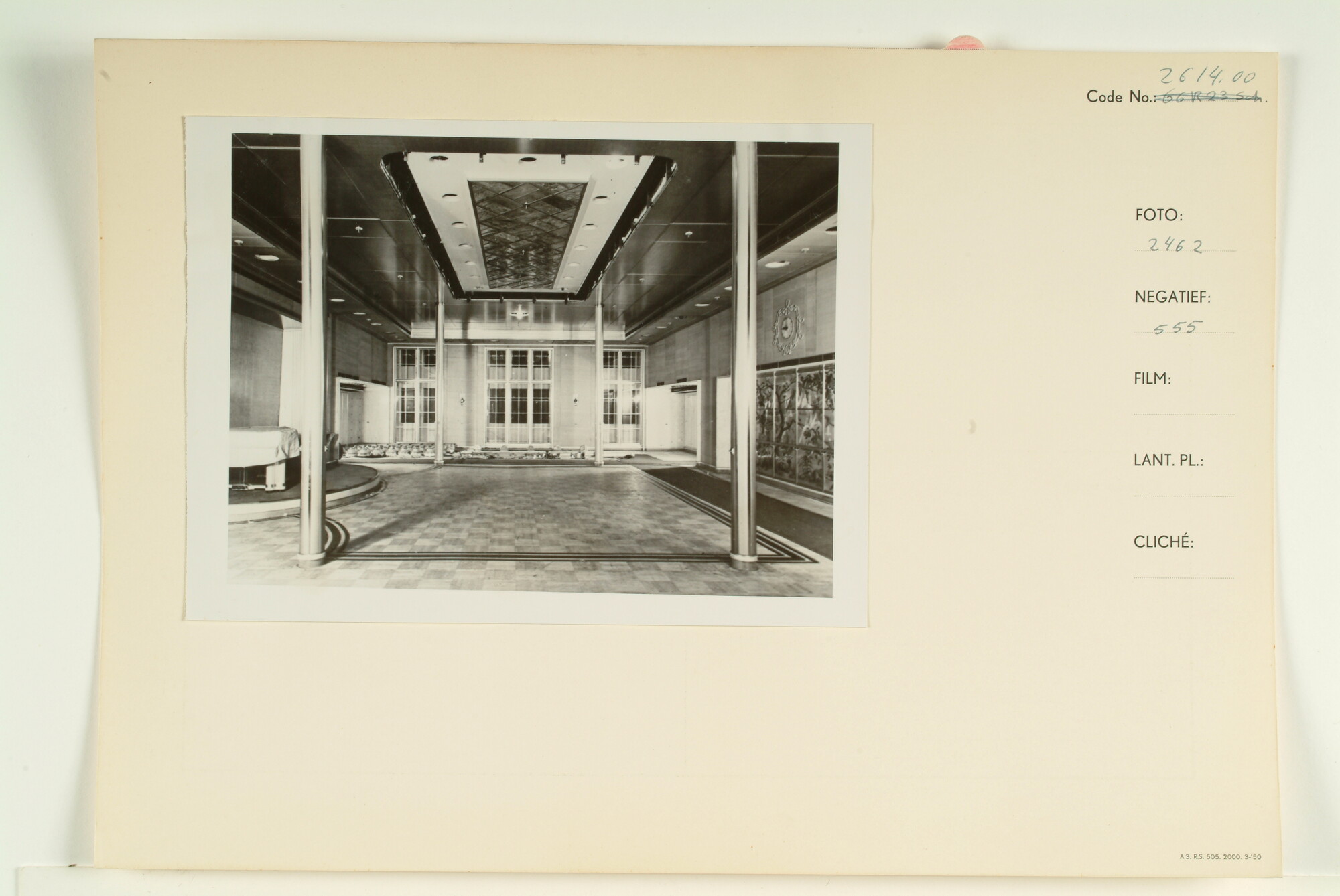 1995.1871; Interieur van de eerste klasse lounge aan boord van het ms. Queen Elizabeth; foto