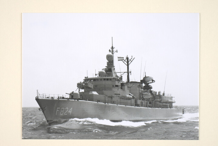 1995.1004; Luchtfoto van het standaardfregat Hr.Ms. Bloys van Treslong (F 824) op zee [...]; foto