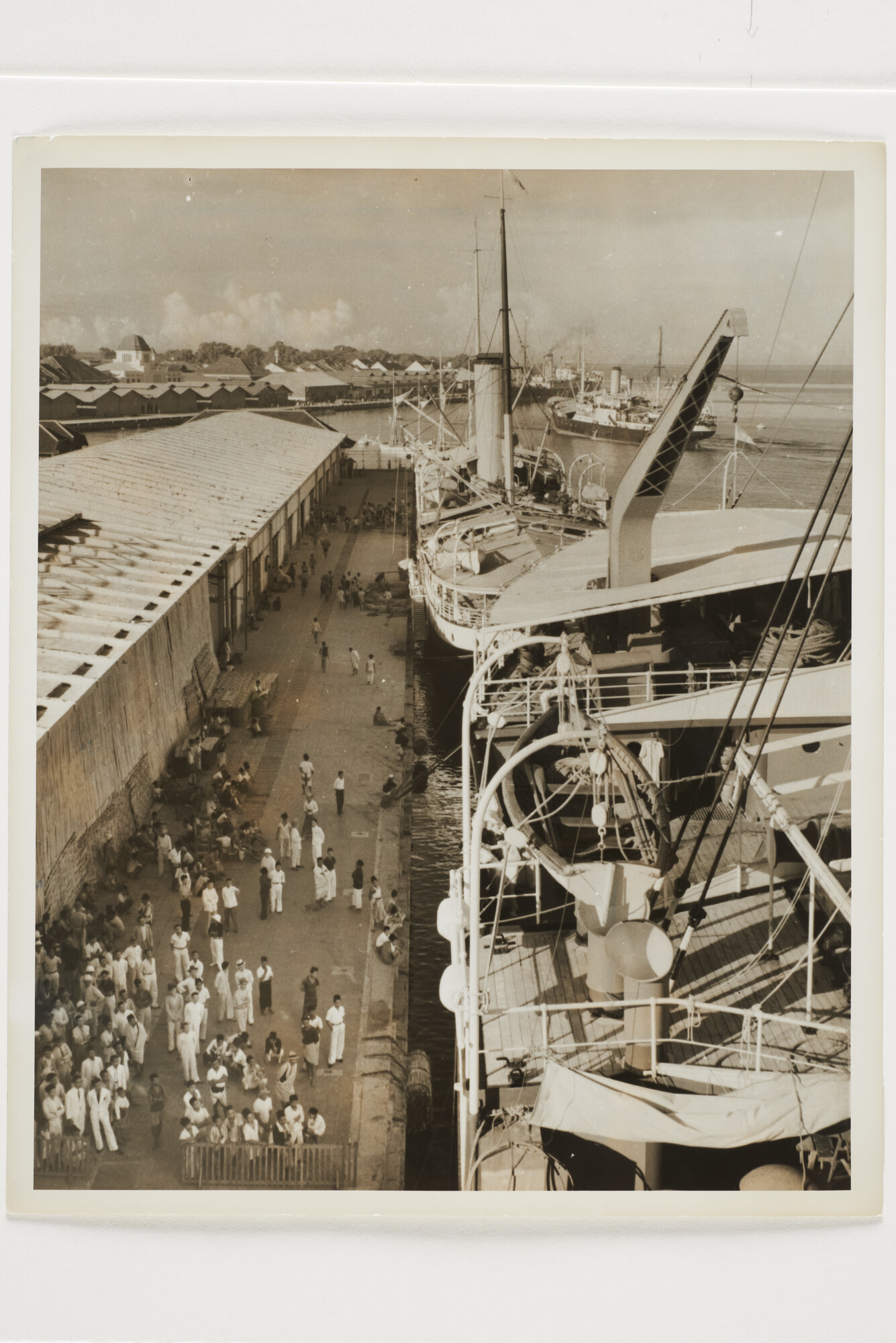 B.0227(0601)03; Foto van KPM-schepen aan de kade te Makassar [...]; foto
