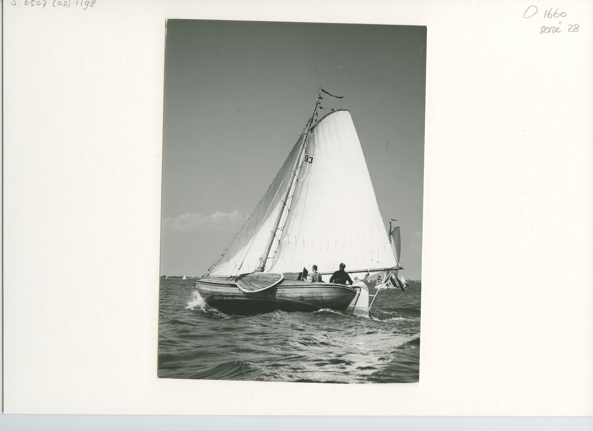 S.6507(02)1198.01; Zwart-wit foto van een wedstrijd voor ronde en platbodemjachten op de Westeinderplassen; foto