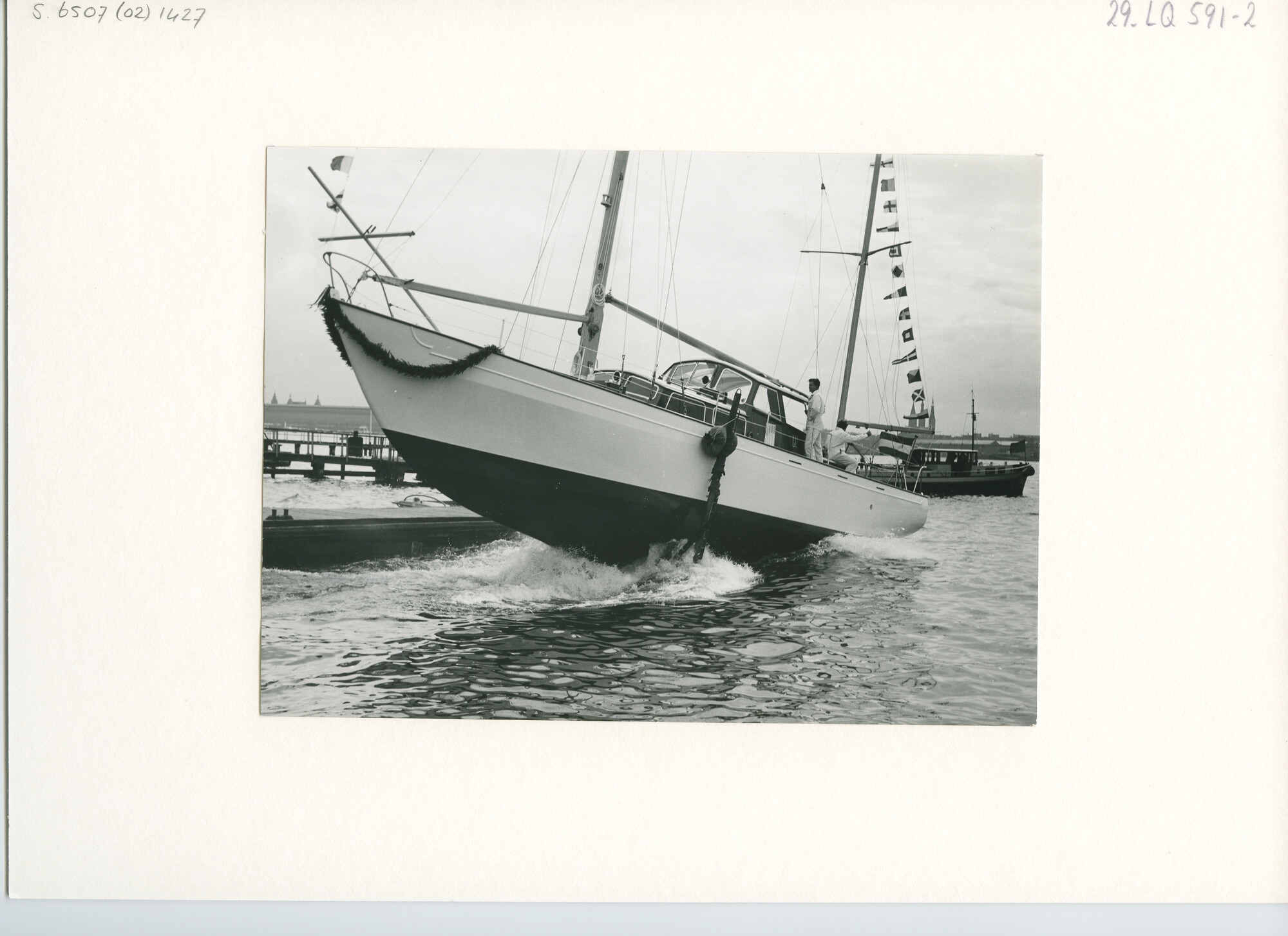 S.6507(02)1427.01; Zwart-wit foto van de tewaterlating van het motorzeiljacht Rose Fleur; foto