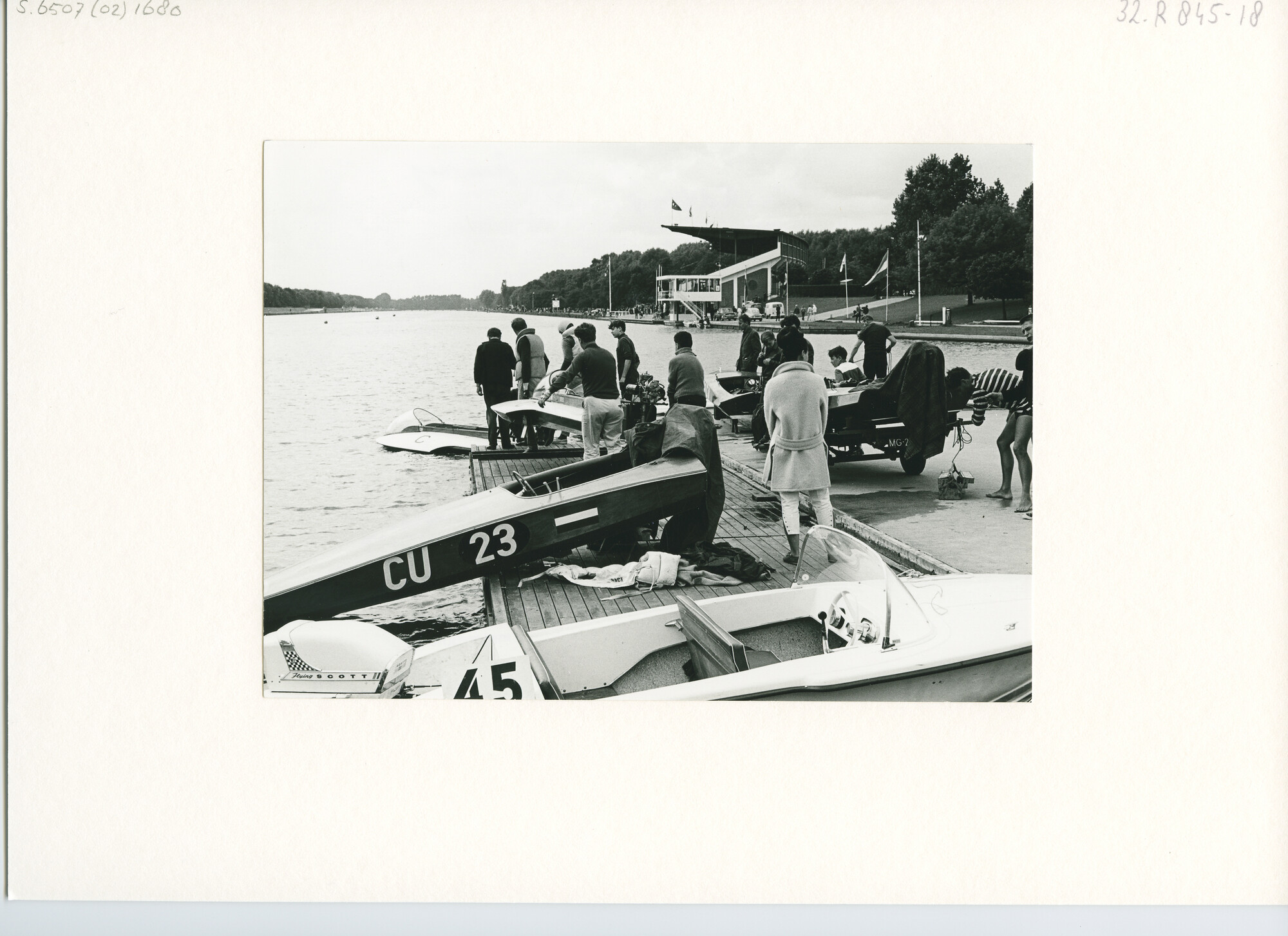 S.6507(02)1680.02; Zwart-wit foto van een wedstrijd voor open motorboten met buitenboordmotor; foto