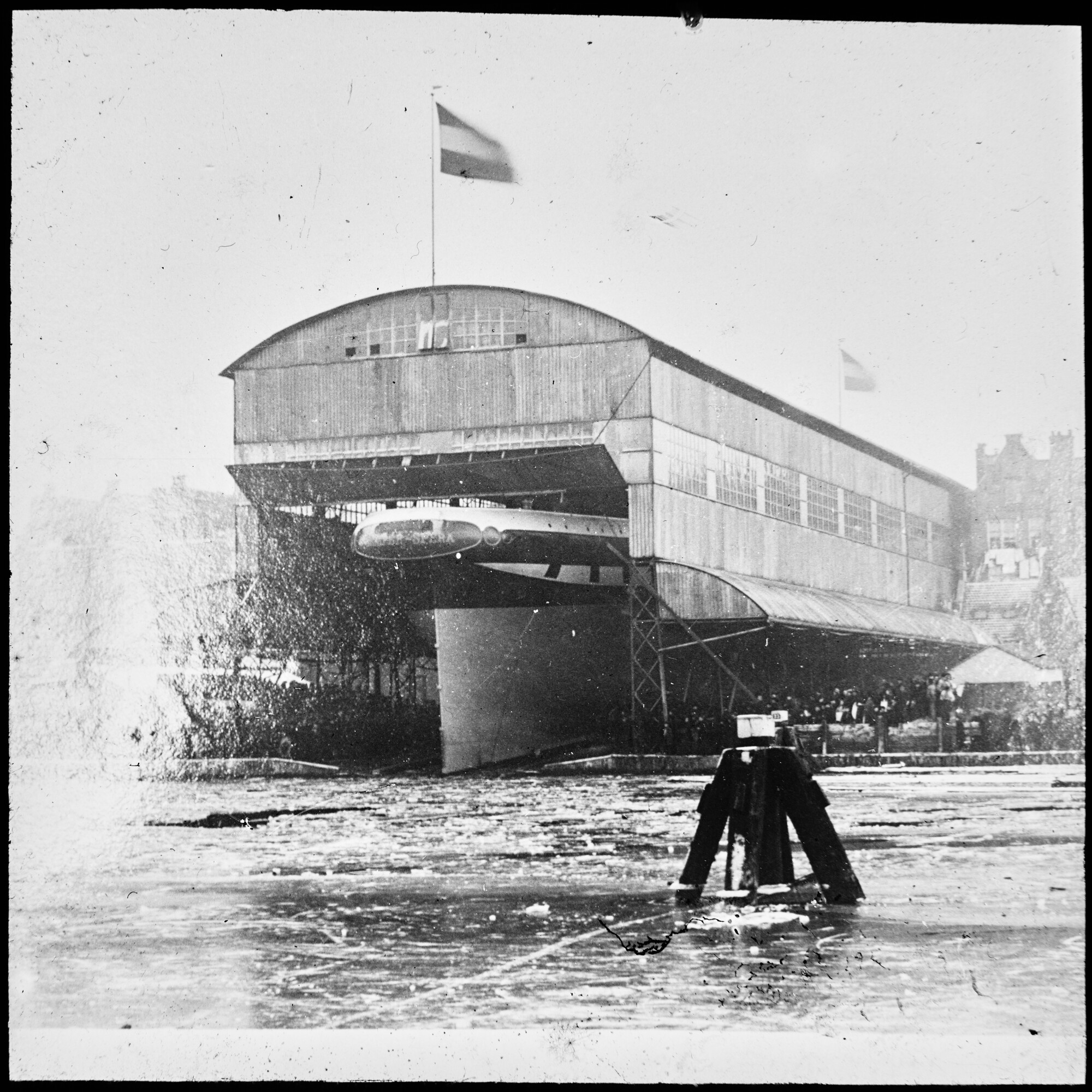 S.1156(06)103; De tewaterlating van het barkschip 'Semper Spera' bij de scheepswerf 'De Boot' van F.F. Groen te Amsterdam, 1890; lantaarnplaatje