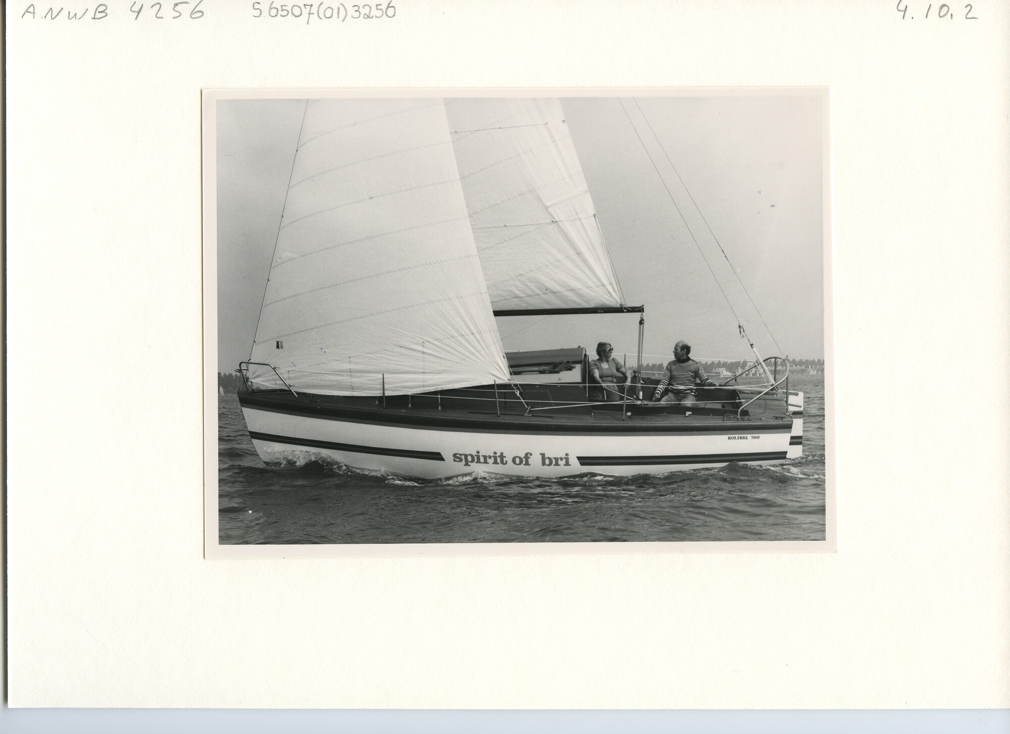 S.6507(01)3256; Het witgeschilderde houten kajuitzeiljacht Spirit of Bri - type Kolibri 700 - aan de wind zeilend op zee; foto