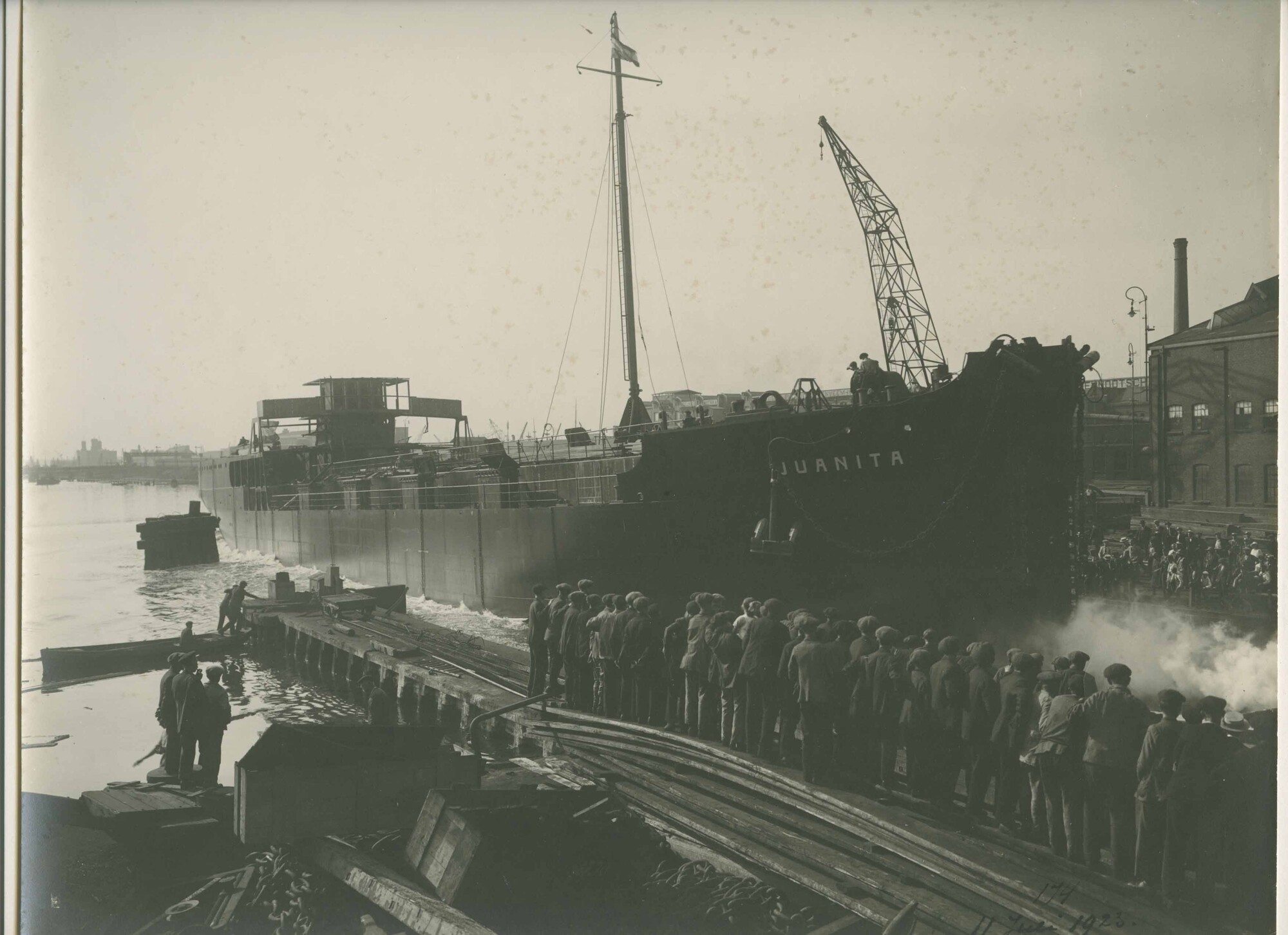S.5444(0594)3; Foto van de tewaterlating van tanker ss. Juanita van de Curaçaosche Scheepvaart Maatschappij; foto