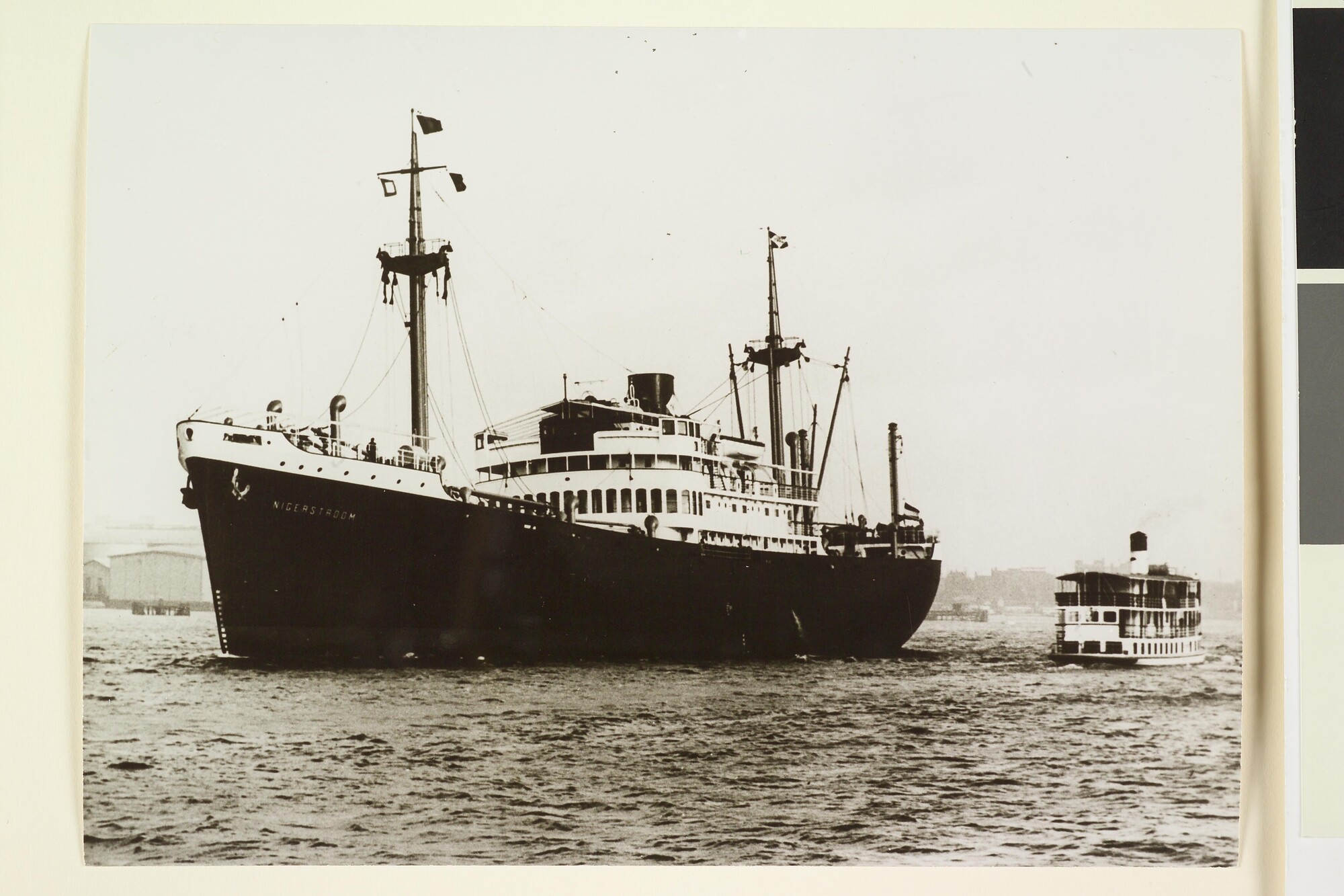 1995.6332; Het vrachtschip ms. 'Nigerstroom' van de Holland West Afrika Lijn (Hollandsche Stoomboot Maatschappij) verlaat de haven van Rotterdam voor de eerste reis; foto