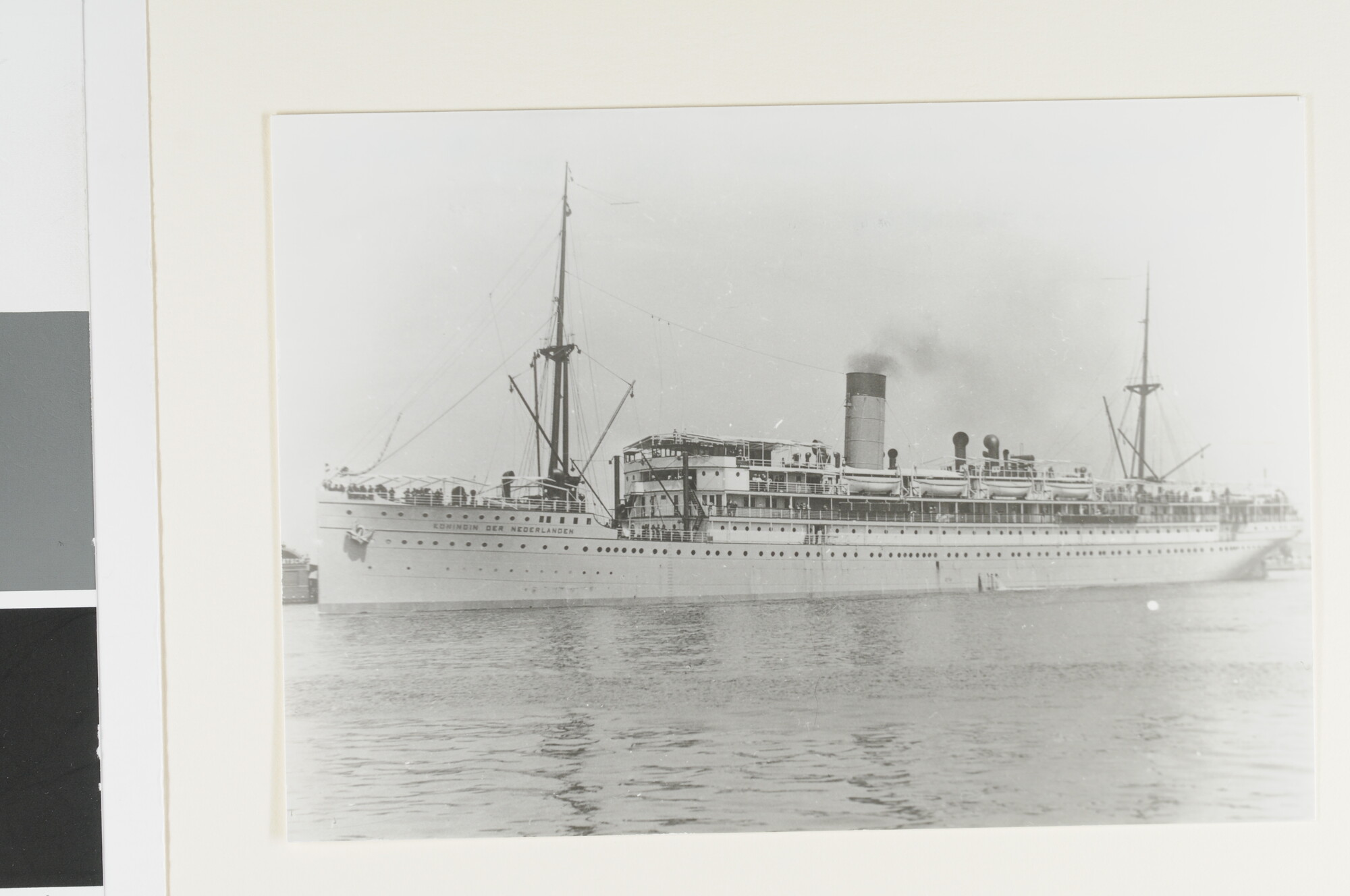 RB.0076(10); Het mailschip ss. 'Koningin der Nederlanden' bij het vertrek uit Amsterdam; foto