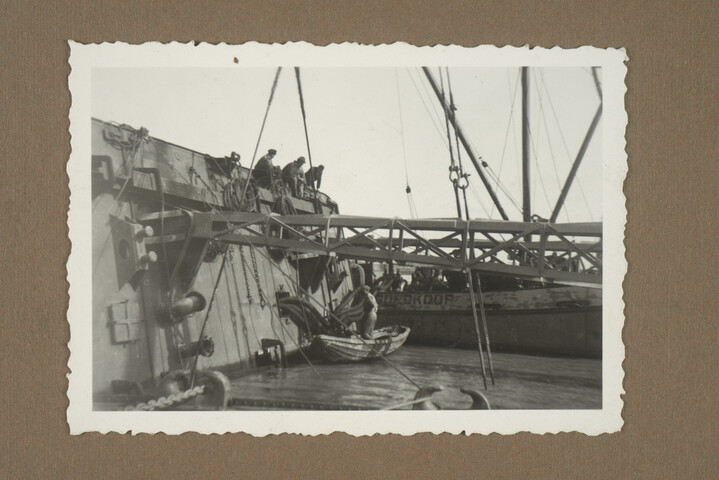 2001.1755; Omslag met vele foto's en knipsels van meest bergingsactiviteiten door Reederij v/h Gebroeders Goedkoop te Amsterdam in de periode 1929 / 1949; omslag
