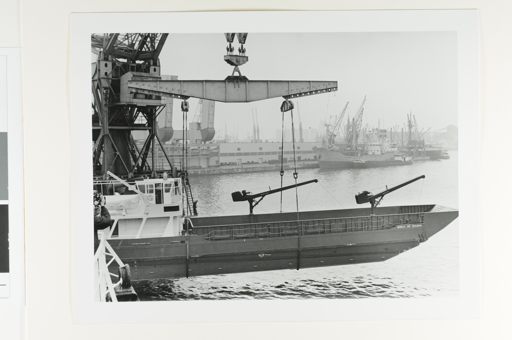 S.7032(033); Foto's van het inschepen van de landingsboot 'Erica of Exuma' aan boord van het vrachtschip ms. 'Loppersum' van de NV; fotoreportage