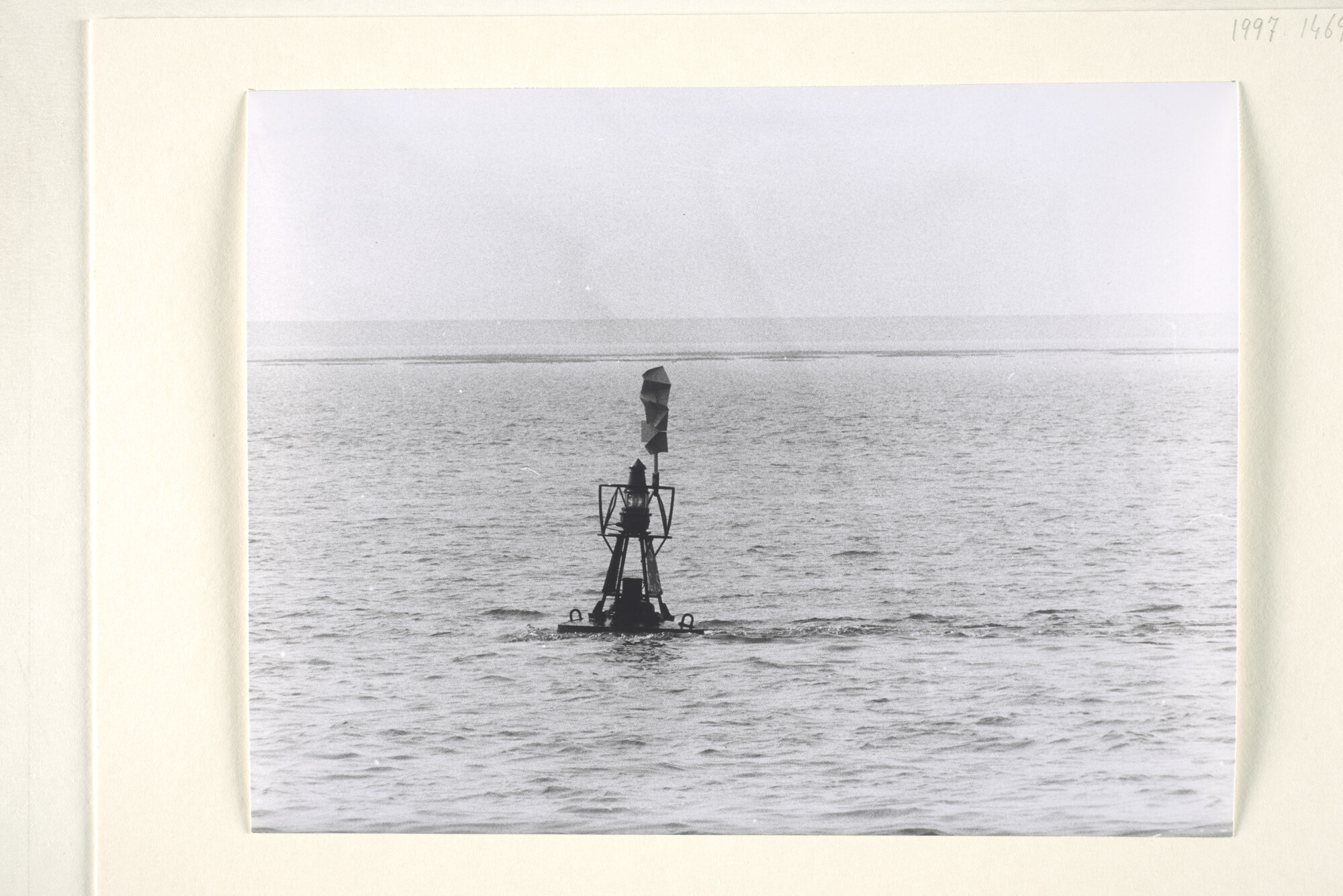 1997.1469; Foto's van de bebakening op de vaarroute Lauwersoog - Schiermonnikoog; fotoreportage