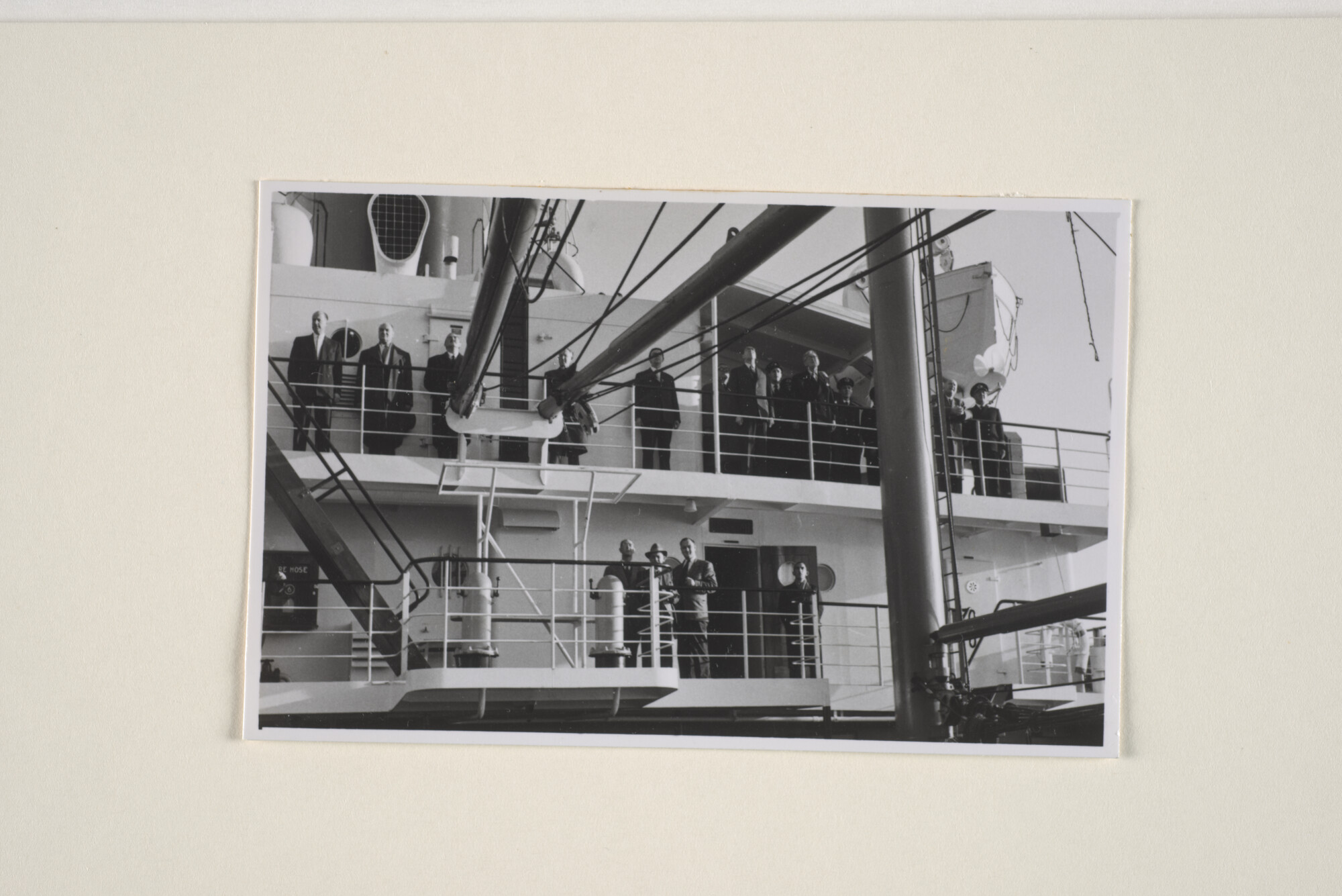 1994.1765; Foto's van overdracht van ms. 'Straat Madura' van de KPM; fotoreportage