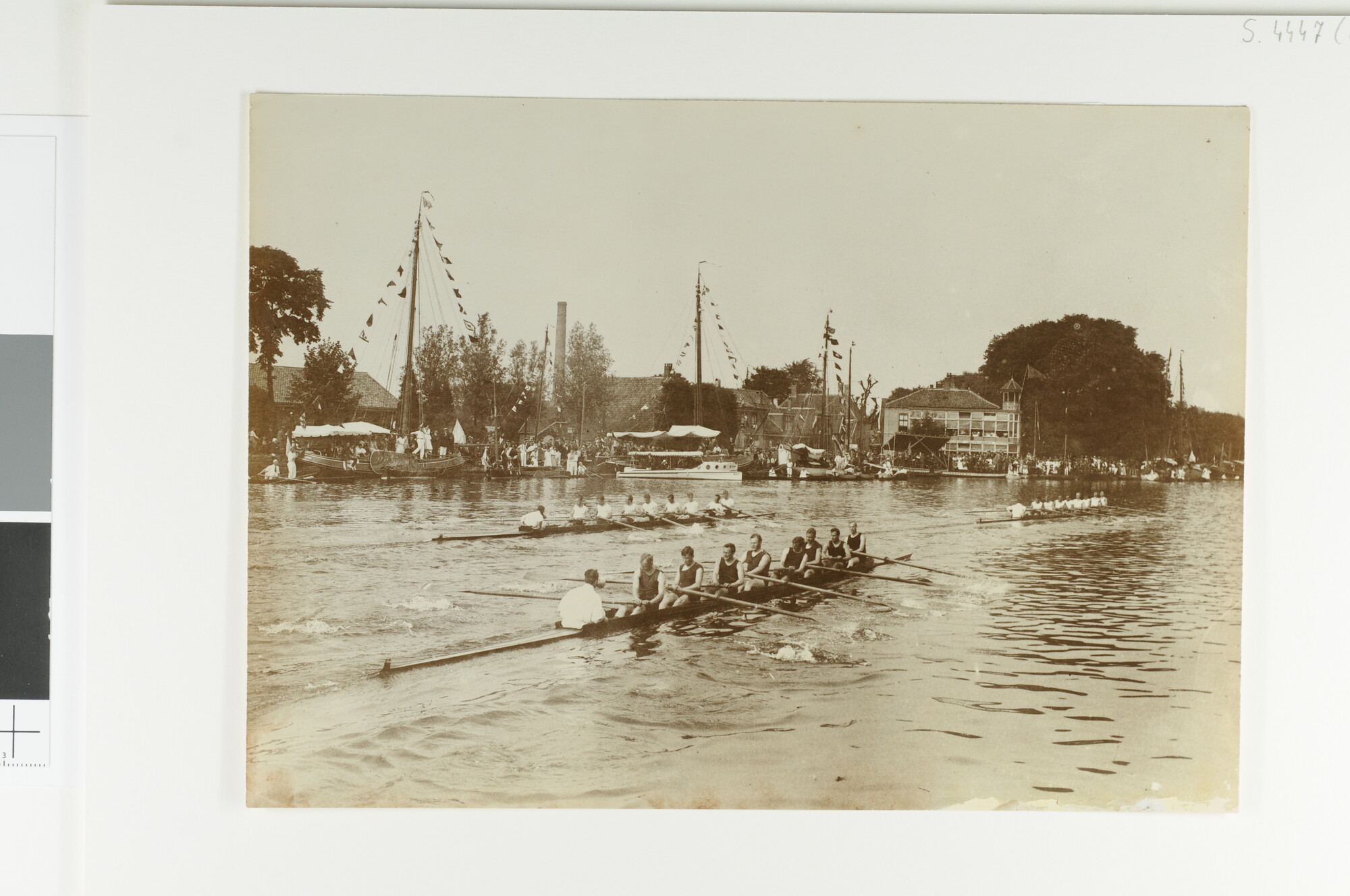 S.4447(16); Finish van een roeiwedstrijd van Hollandia op de Oude Rijn met gezicht op [...]; foto