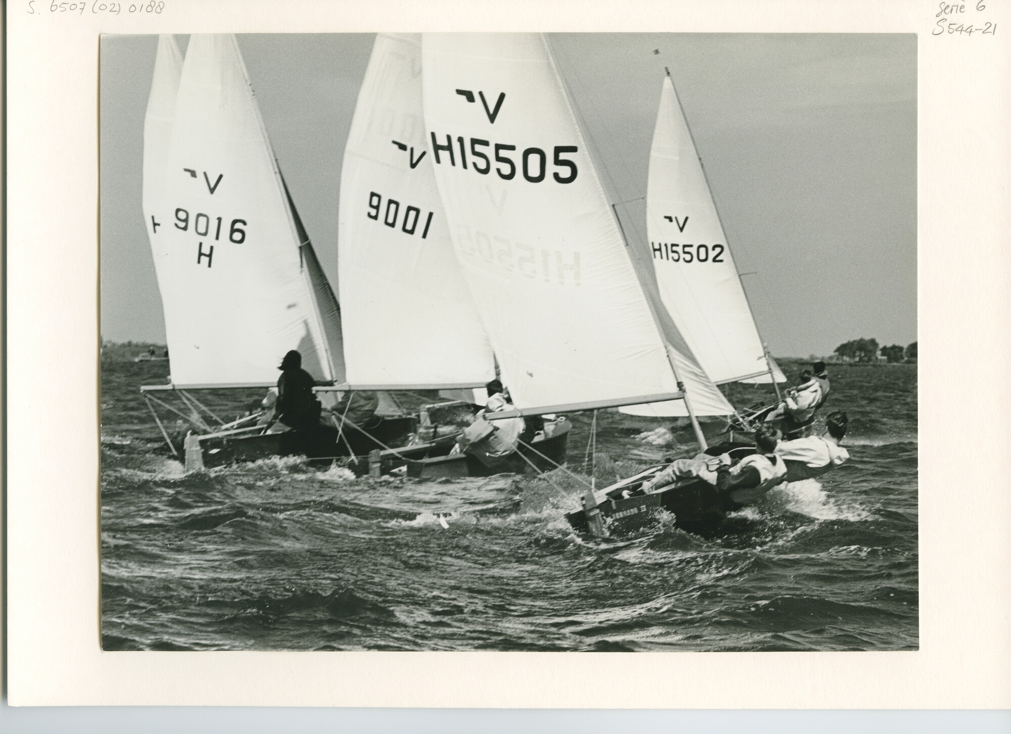 S.6507(02)0188.03; Zwart-wit foto van de Vaurienklasse bij stevige wind tijdens de Sneekweek 1965; foto