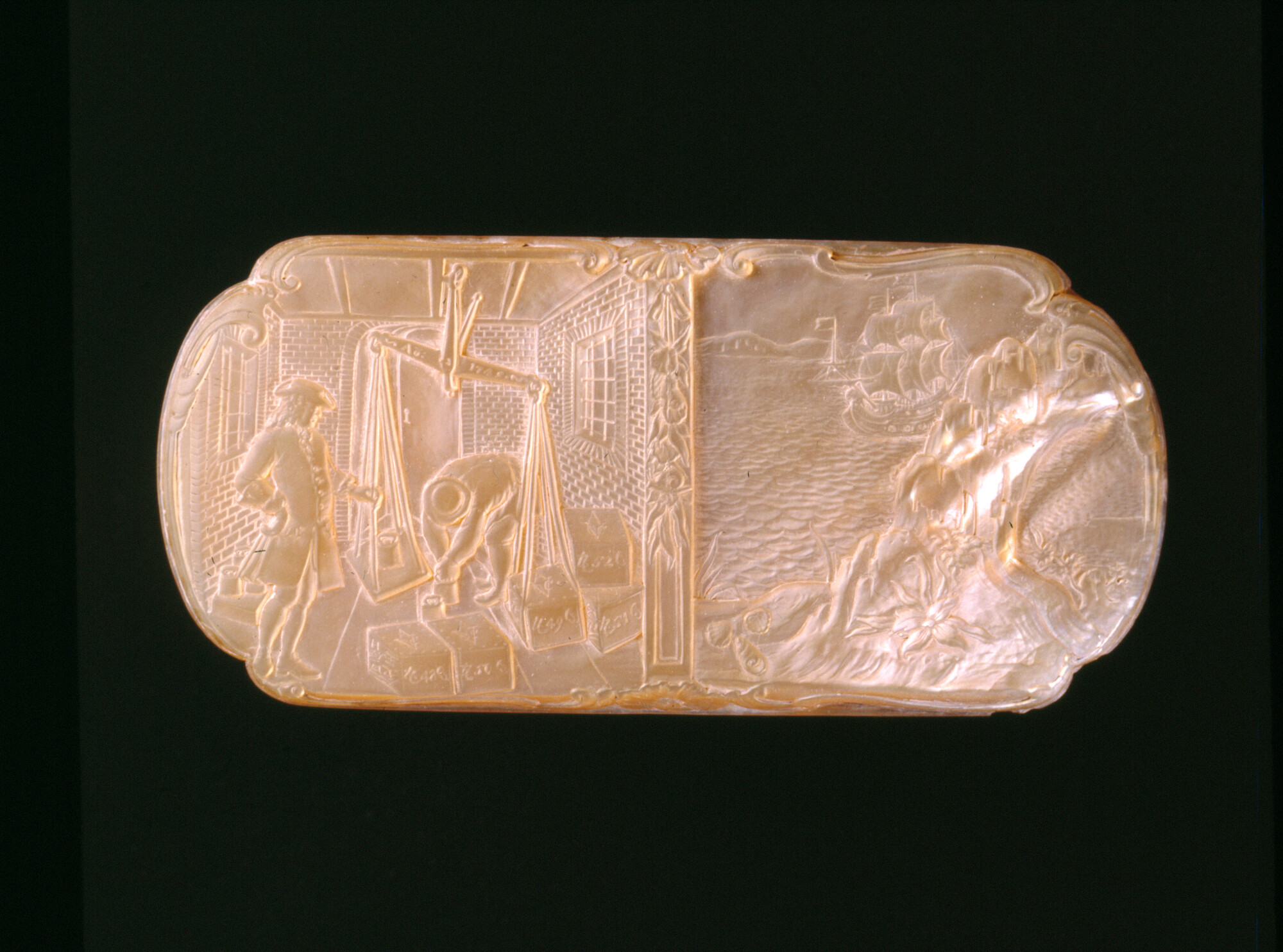 2001.2585; Parelmoeren deksel met voorstellingen van de VOC-handel in Azië; snijwerk