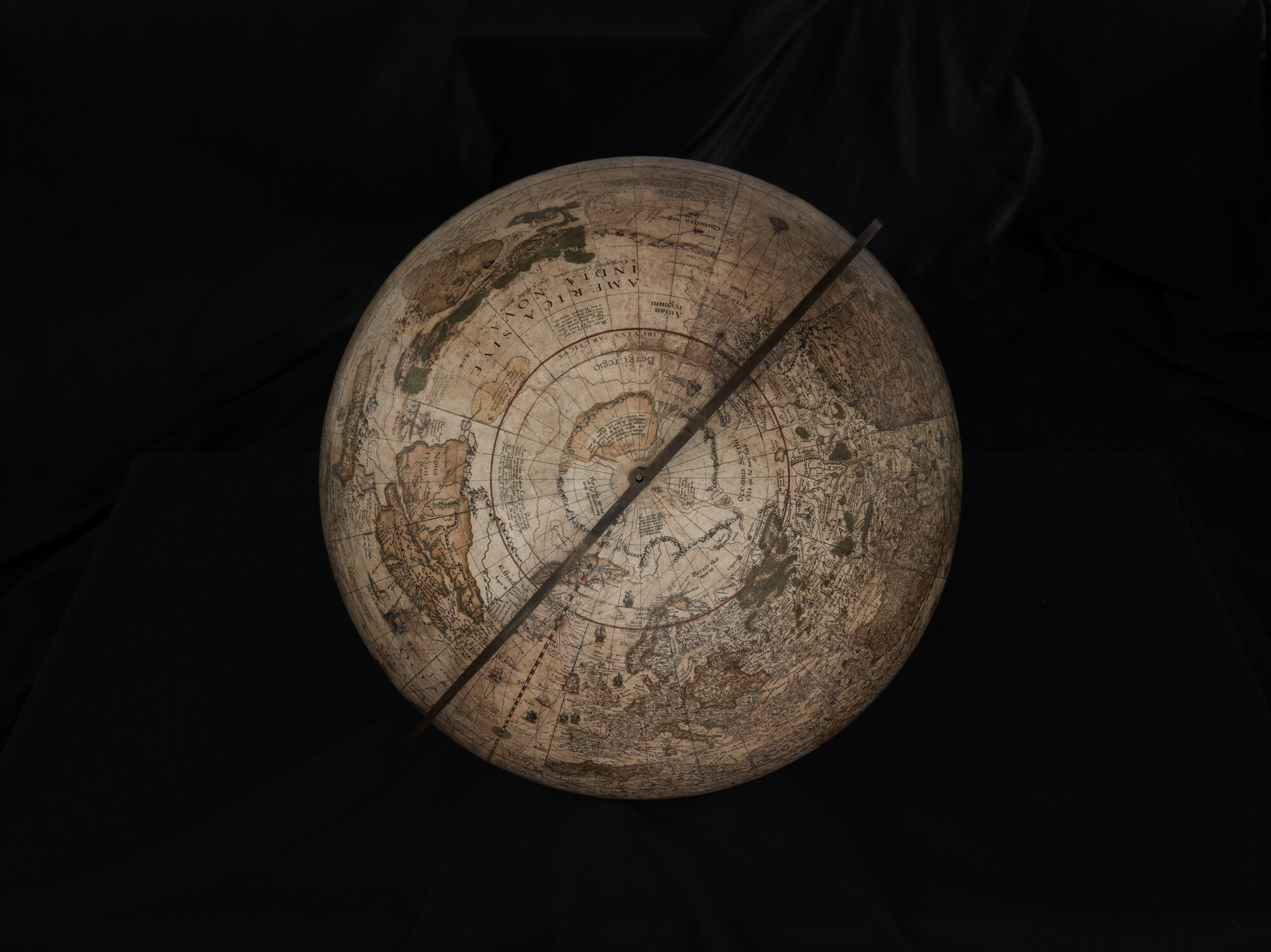 A.1140; Aardglobe van 52,5 cm doorsnede door Jacob Floris van Langren, 1589; globe