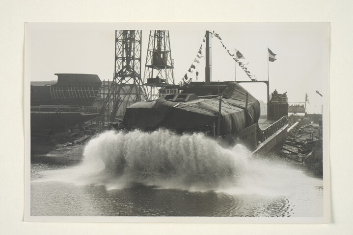 S.5219(12)0191; Foto's van de tewaterlating van de op de langshelling van de ASMgebouwde beach-landing craft 'Kais'; fotoreportage