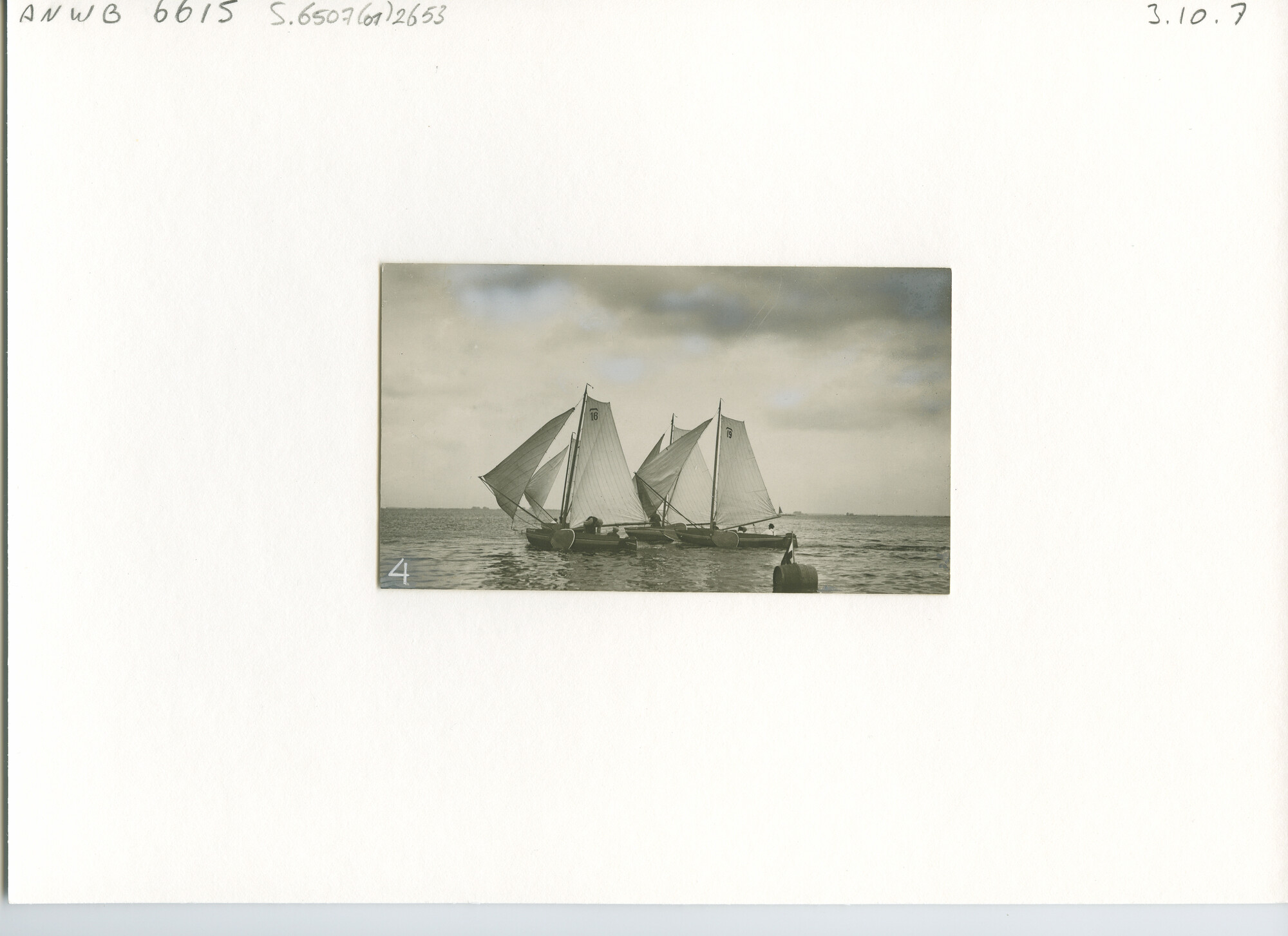 S.6507(01)2653; Vier Friese 4.75-meter schouwen met spriettuig op het Sneekermeer. Zeilnummers 16 en 19 zijn zichtbaar; foto