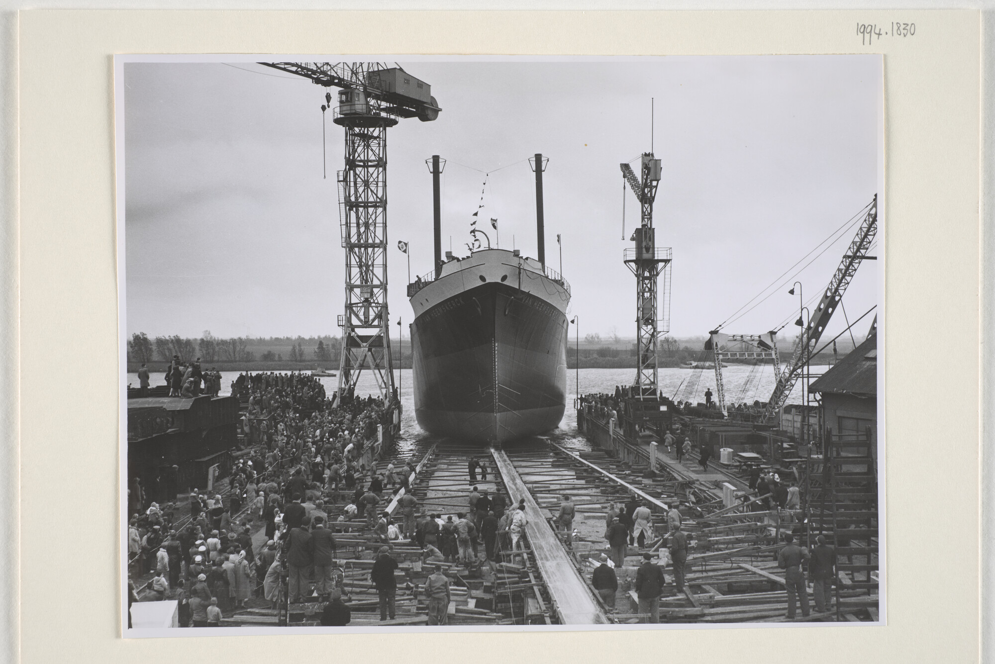 1994.1830; Foto's van de tewaterlating van ms. 'Van Heemskerck' van de KPM bij de Scheepswerf 'De Merwede' NV; fotoreportage