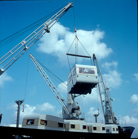 S.9100(1813); Dia van het vrachtschip ms. 'Spaarnestroom' van de Hollandsche Stoomboot Maatschappij (HSM) afgemeerd aan de Handelskade te Amsterdam; diapositief