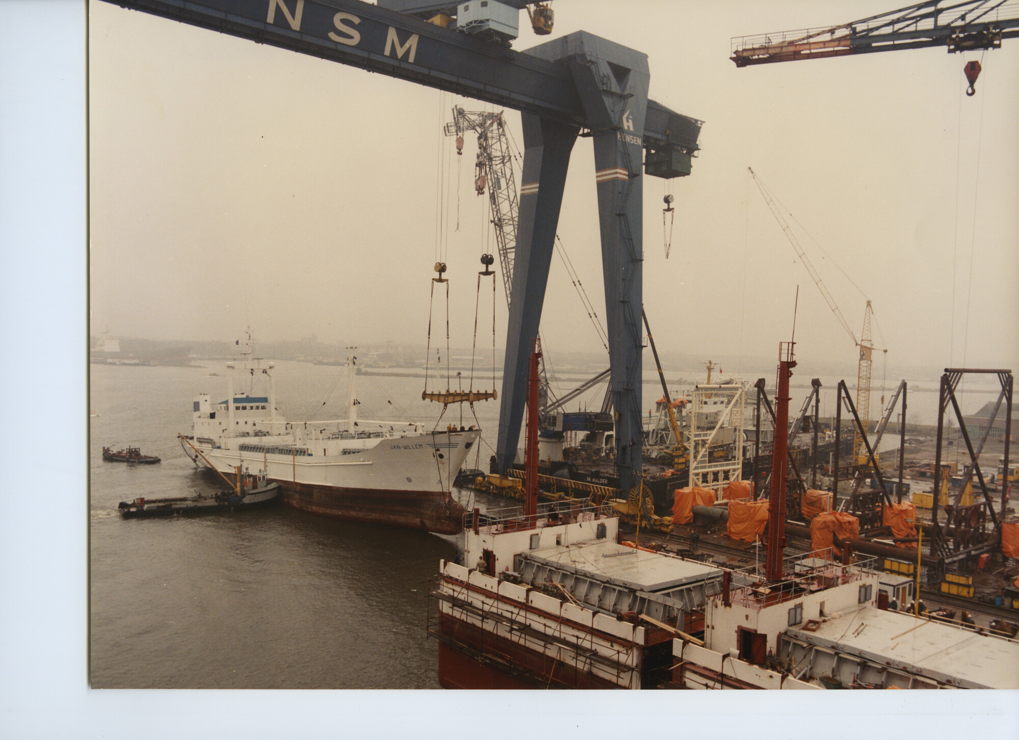 S.5444(00010)02; Foto van de plaatsing van een tussensectie bij het koelschip ms. 'Jan Willem'; foto