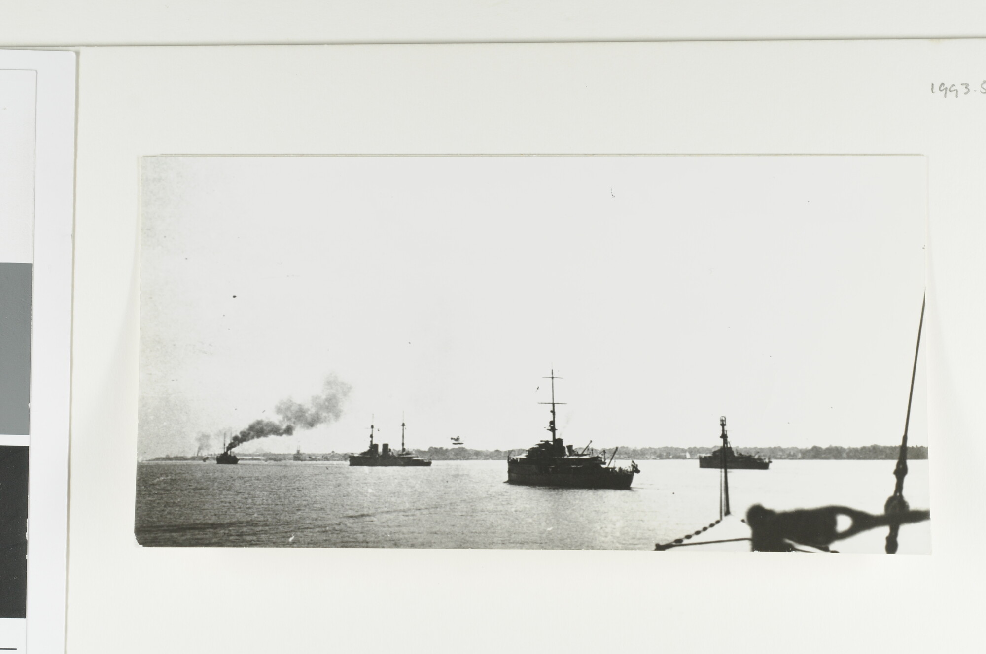 1993.0502; Bezoek van een marineskader aan Belawan omstreeks 1928; foto