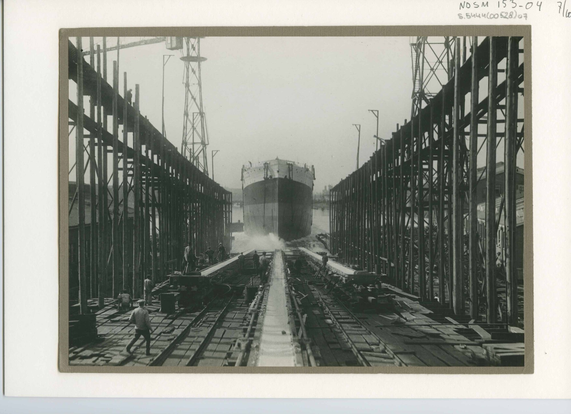 S.5444(0528)07; Foto van de tewaterlating van het vrachtschip ss. Tjikarang; foto