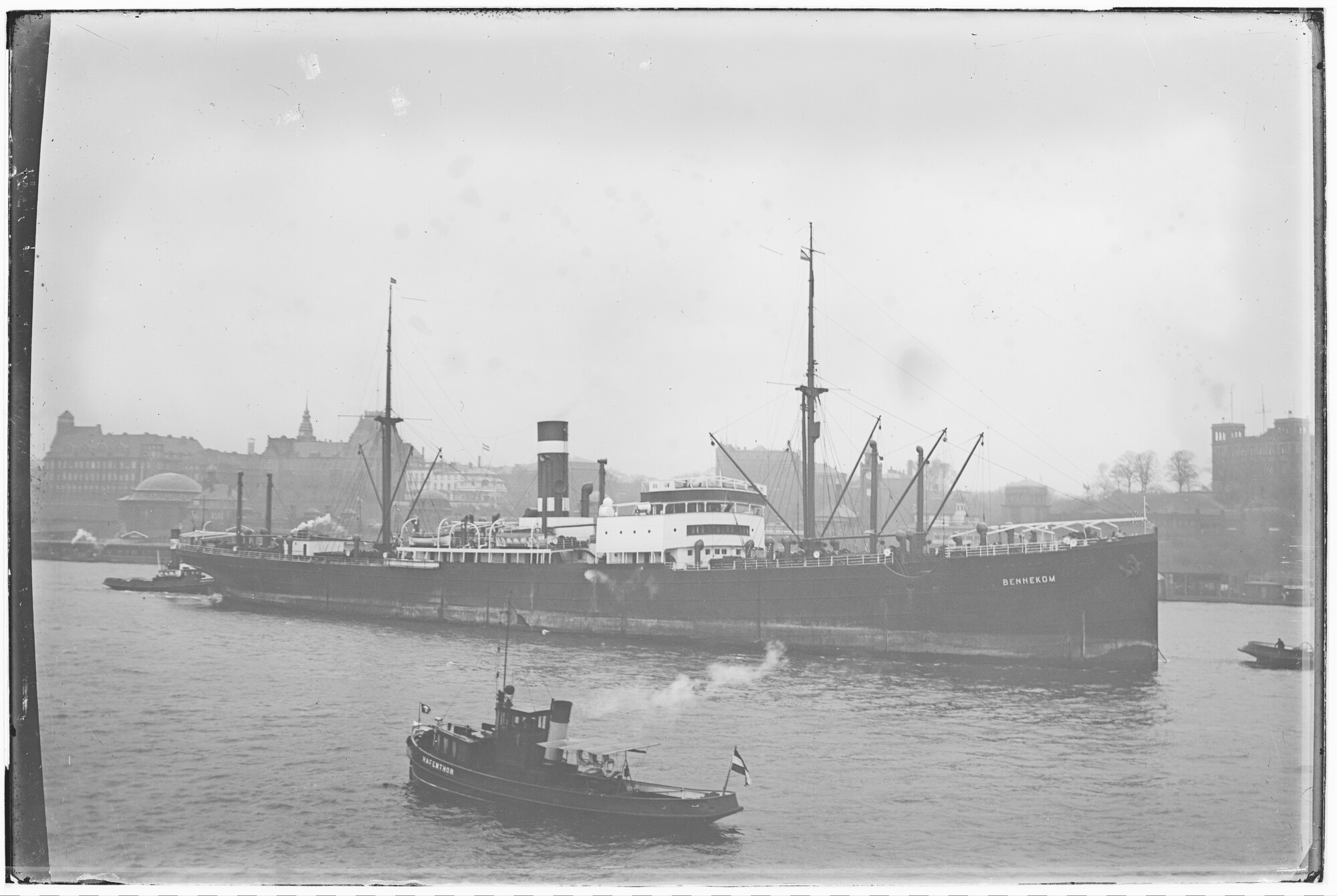 2018.0997; Glasnegatief van het vrachtschip Bennekom (1921); glasnegatief