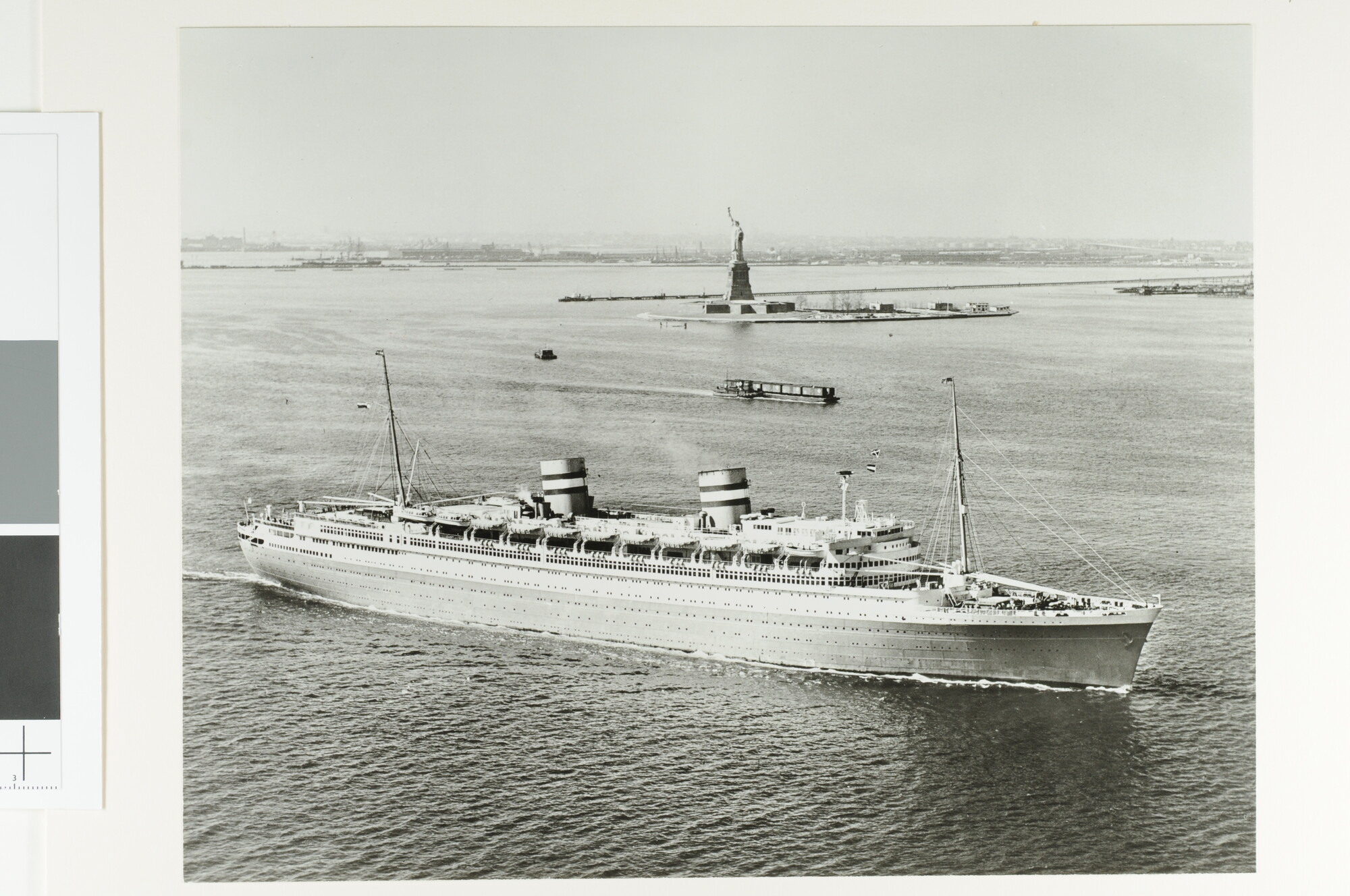 A.4744(36); Een luchtfoto van het passagiersschip ss. 'Nieuw Amsterdam' van de Holland-Amerika Lijn bij aankomst te New York, omstreeks 1970; foto