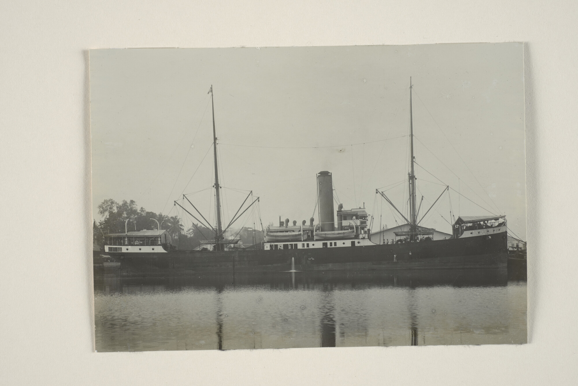 1994.5703; Het ss. Sigli van de KPM afgemeerd aan de [...]; foto