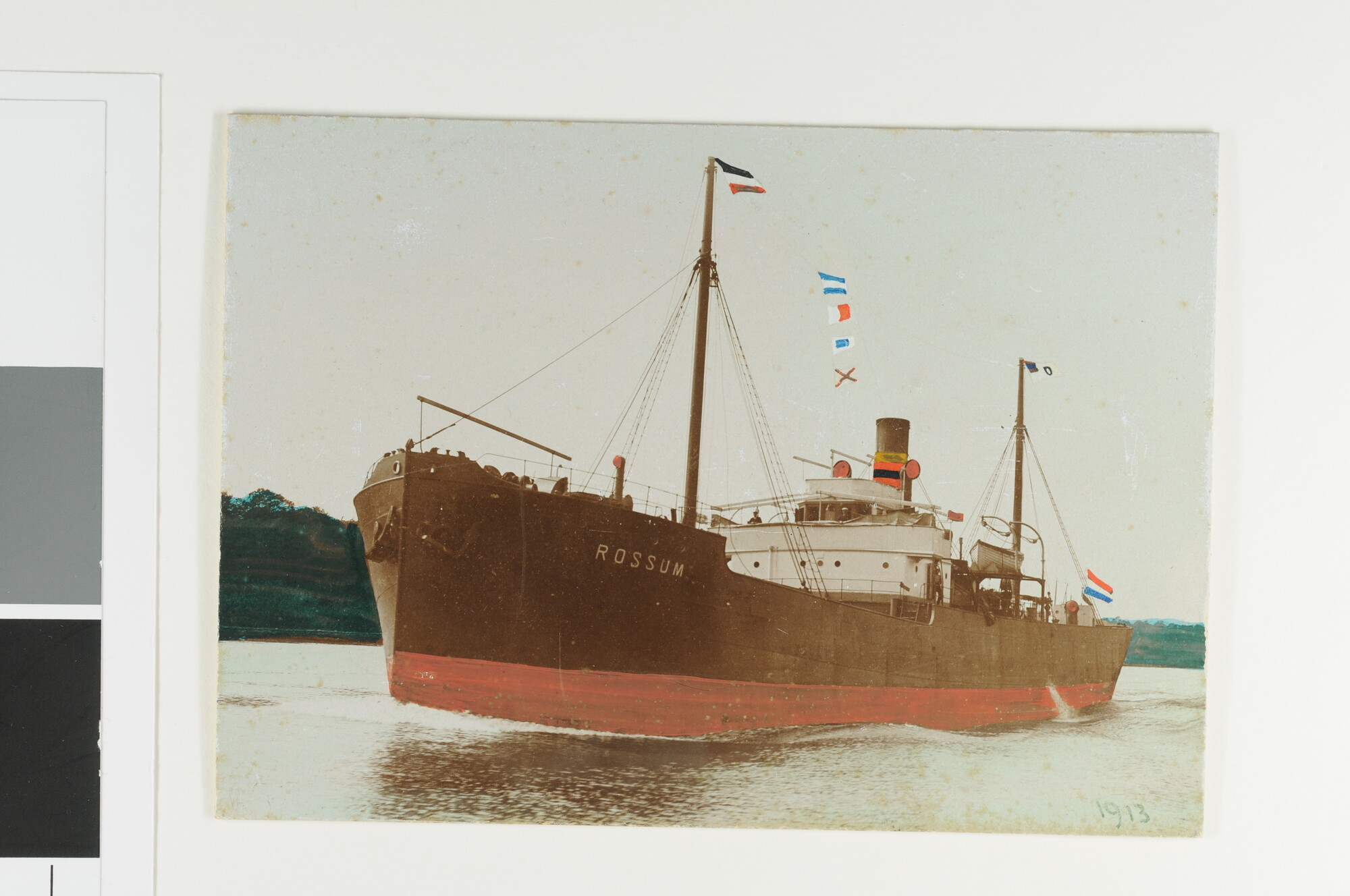 S.5252(03); Het vrachtschip ss. 'Rossum' van de NV Stoomvaart Maatschappij 'Oostzee' gezien het Kieler Kanaal [...]; foto