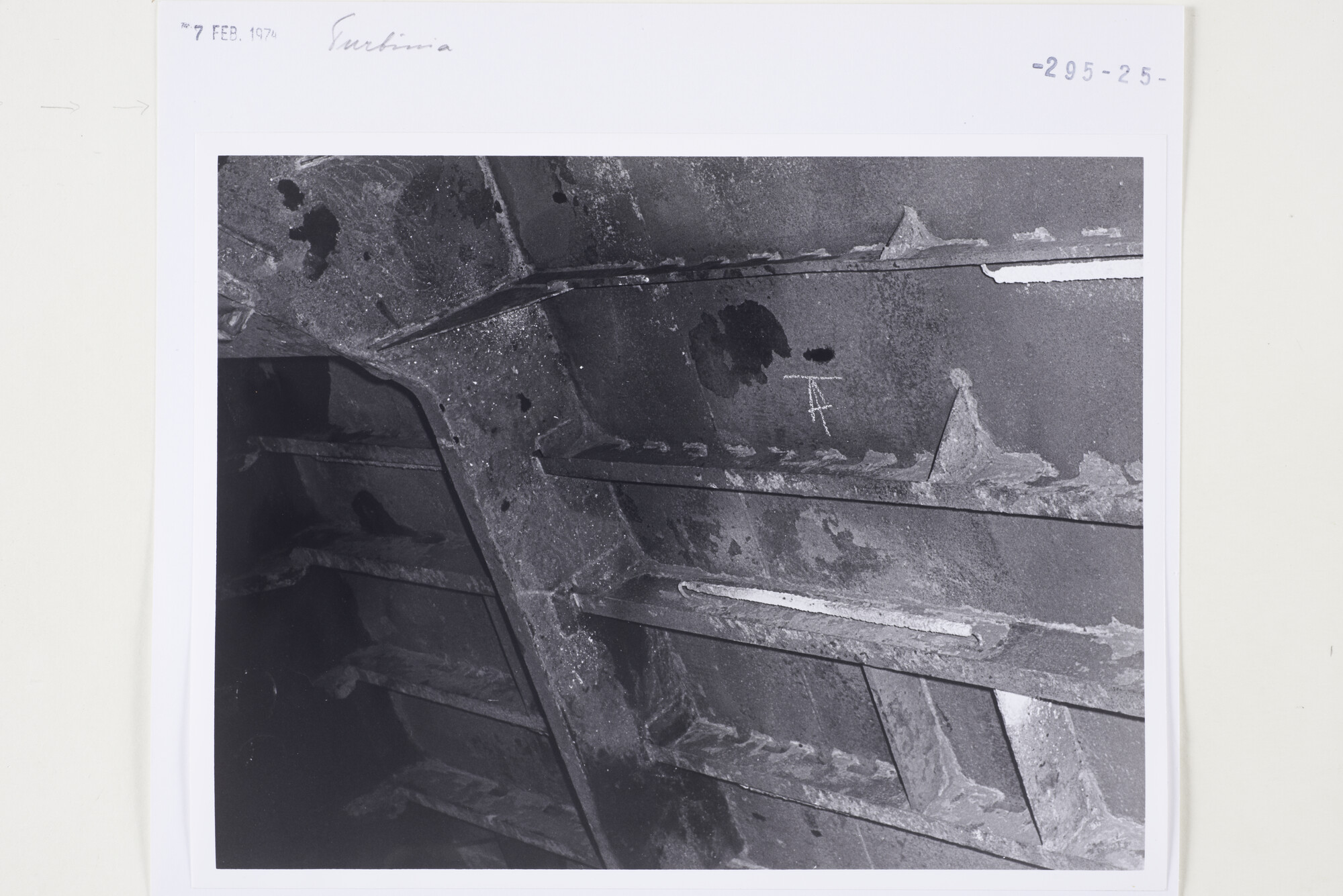 S.5444(5585)6; Foto van de Kathodische protectie in een tank van de Turbinia; foto