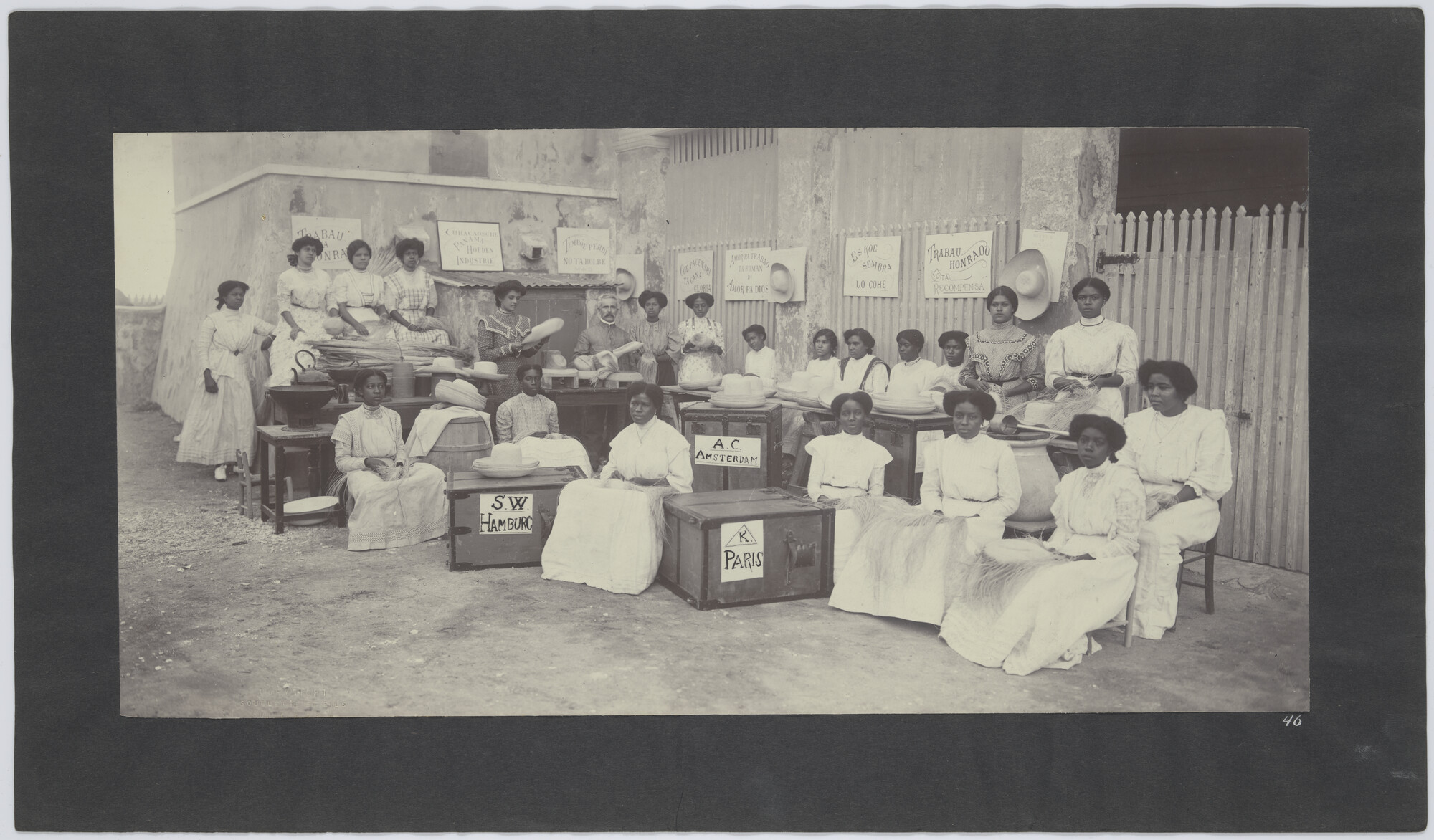 S.5486(23); Albumblad met een zwart-wit foto van de school voor het vlechten van panamahoeden in Pietermaai, Willemstad, Curaçao, circa 1915-1920; foto