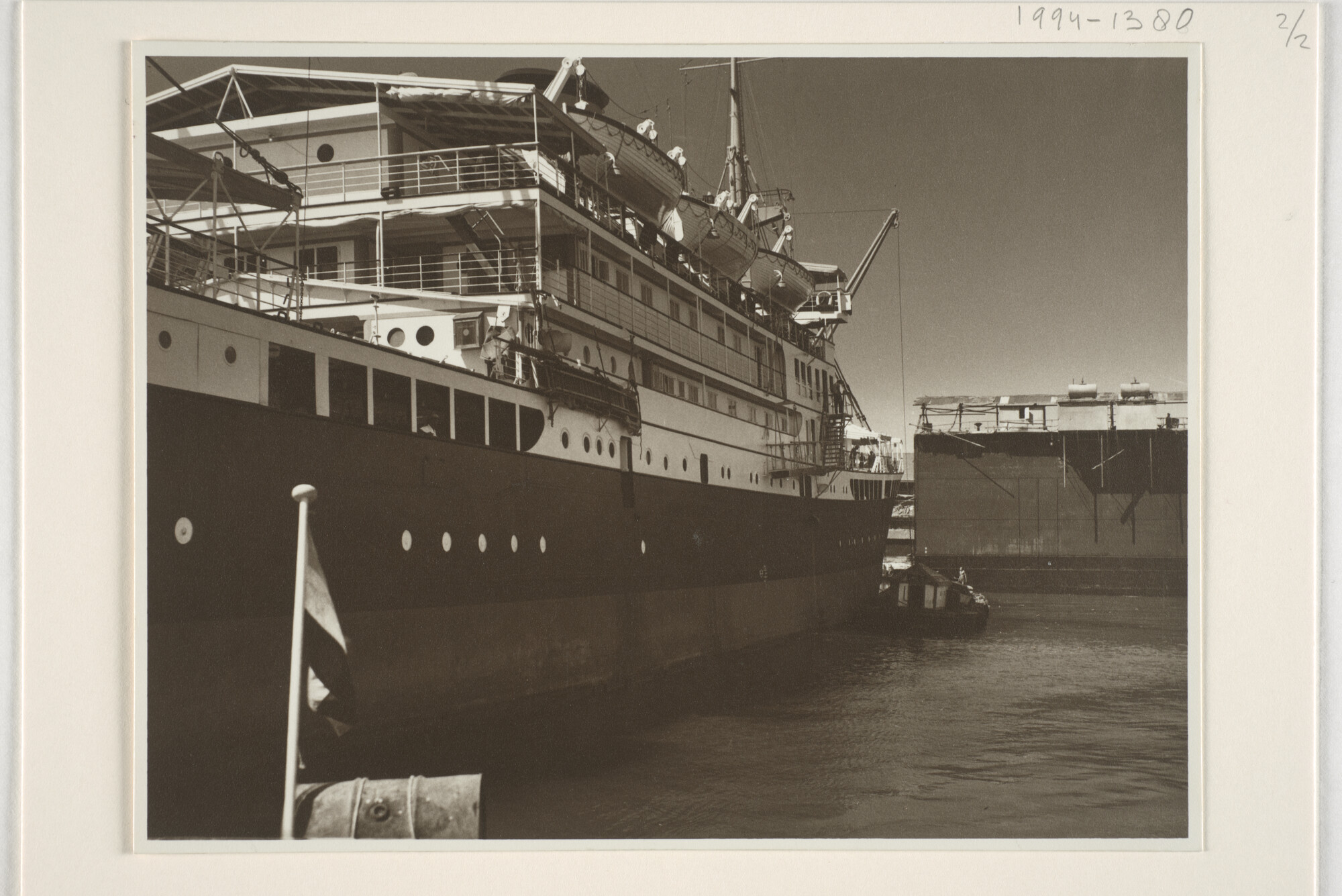 1994.1380; Foto's van het ss. 'Camphuys' in de haven van Soerabaja; fotoreportage